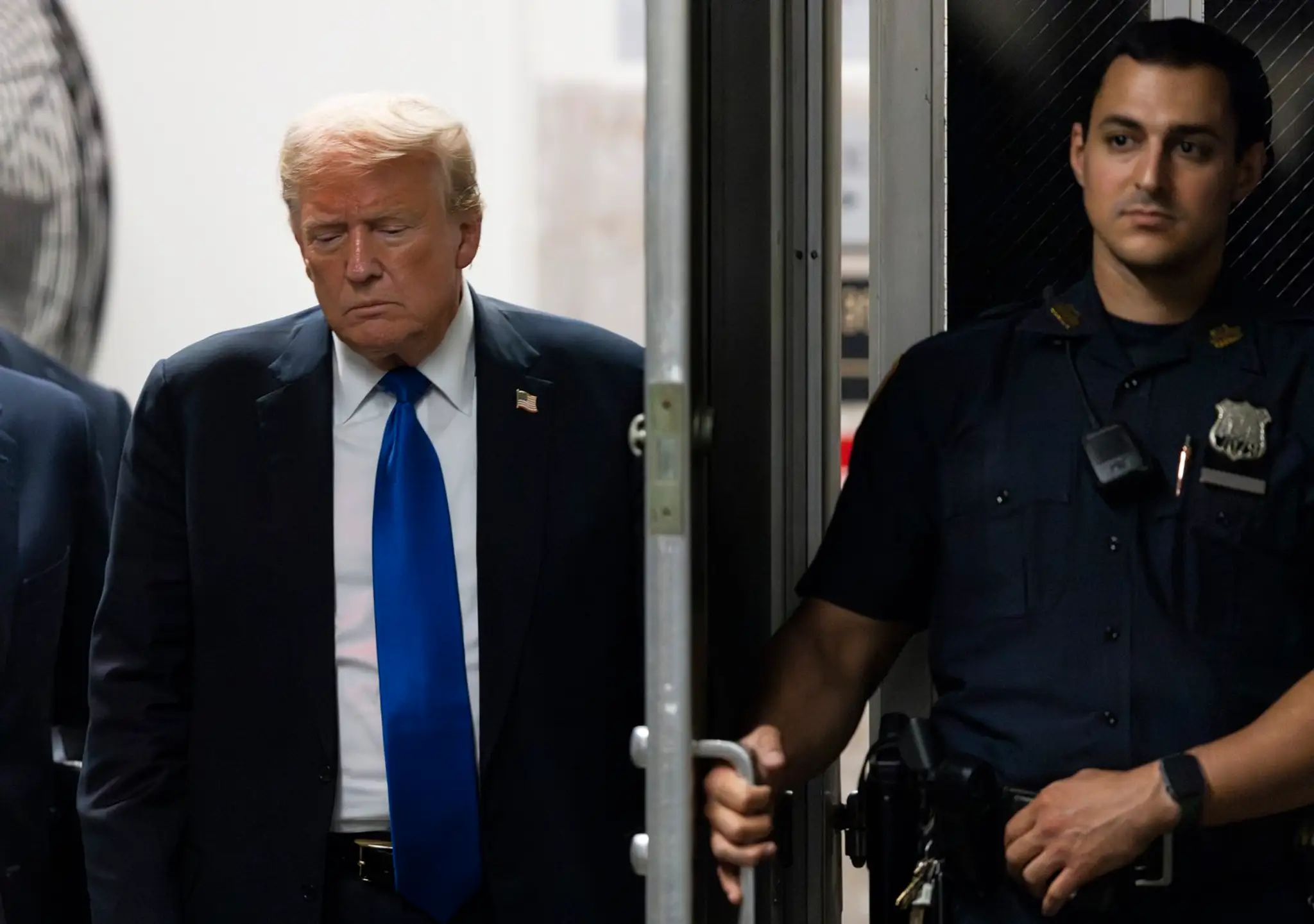 Donald Trump prichádza do budovy súdu na Manhattane.