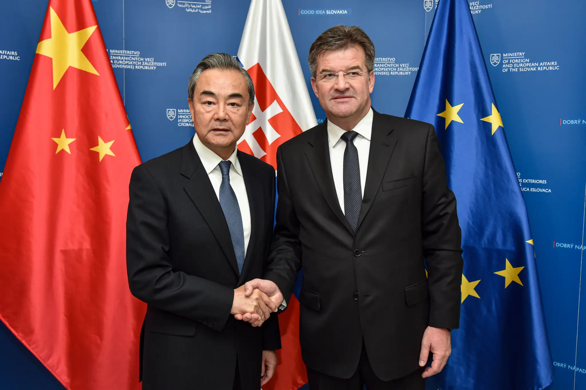 Na snímke Miroslav Lajčák a Wang I počas návštevy v Bratislave v r. 2019