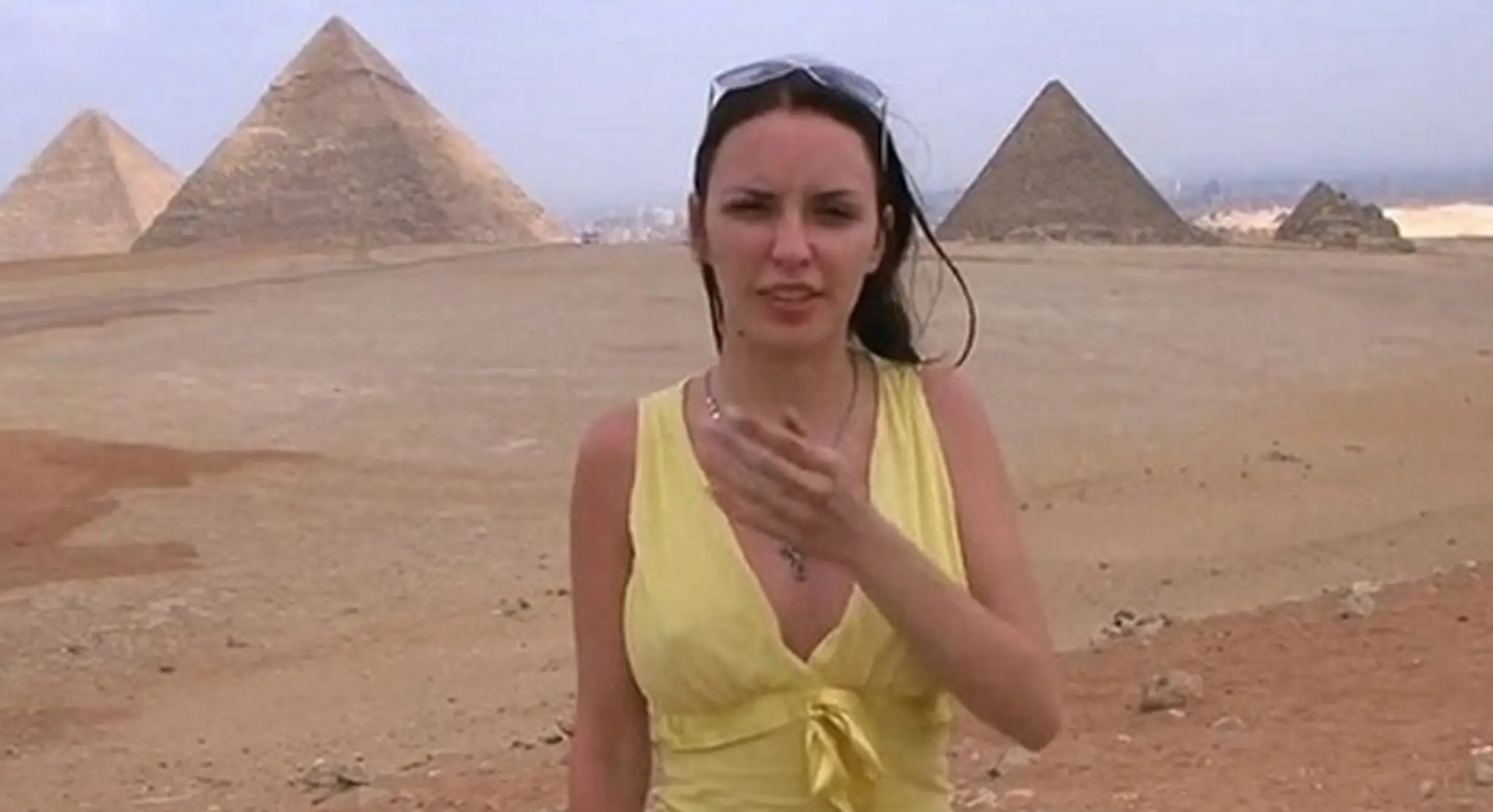 Porno herečka sa sťažuje, že nechápe, čo je zaujímavé na egyptských pyramídach.