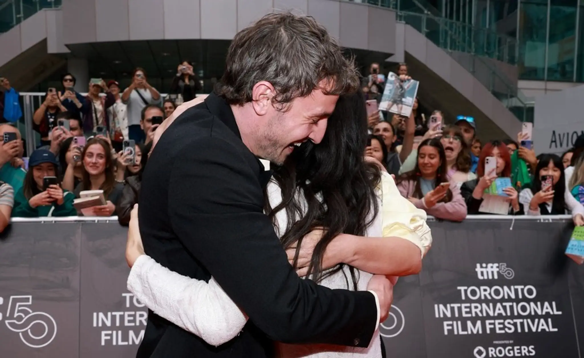 Paul Mescal a Chloé Zhao na premiére filmu Hamnet na TIFF