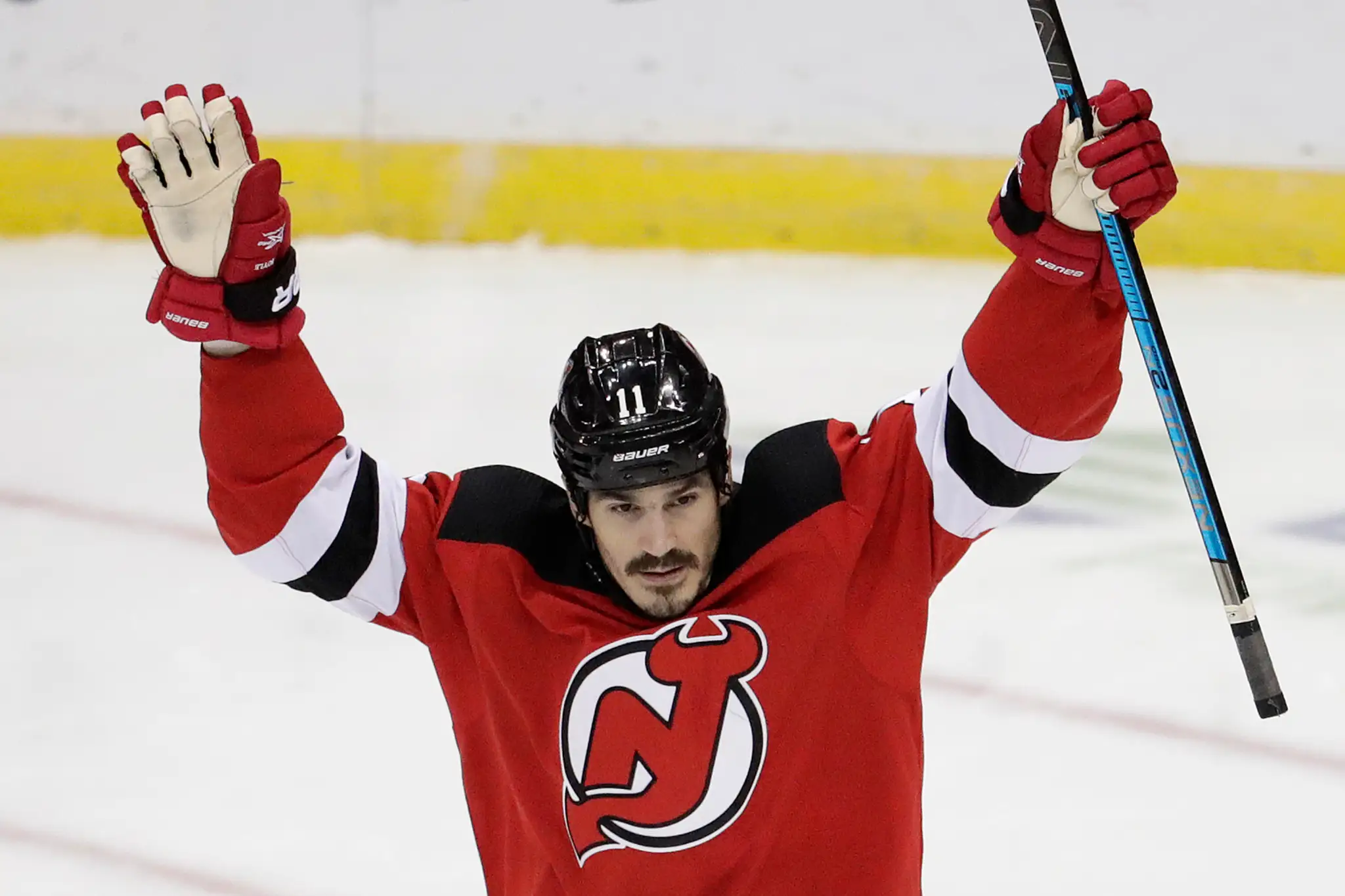 Brian Boyle z New Jersey v dueli proti Coloradu.
