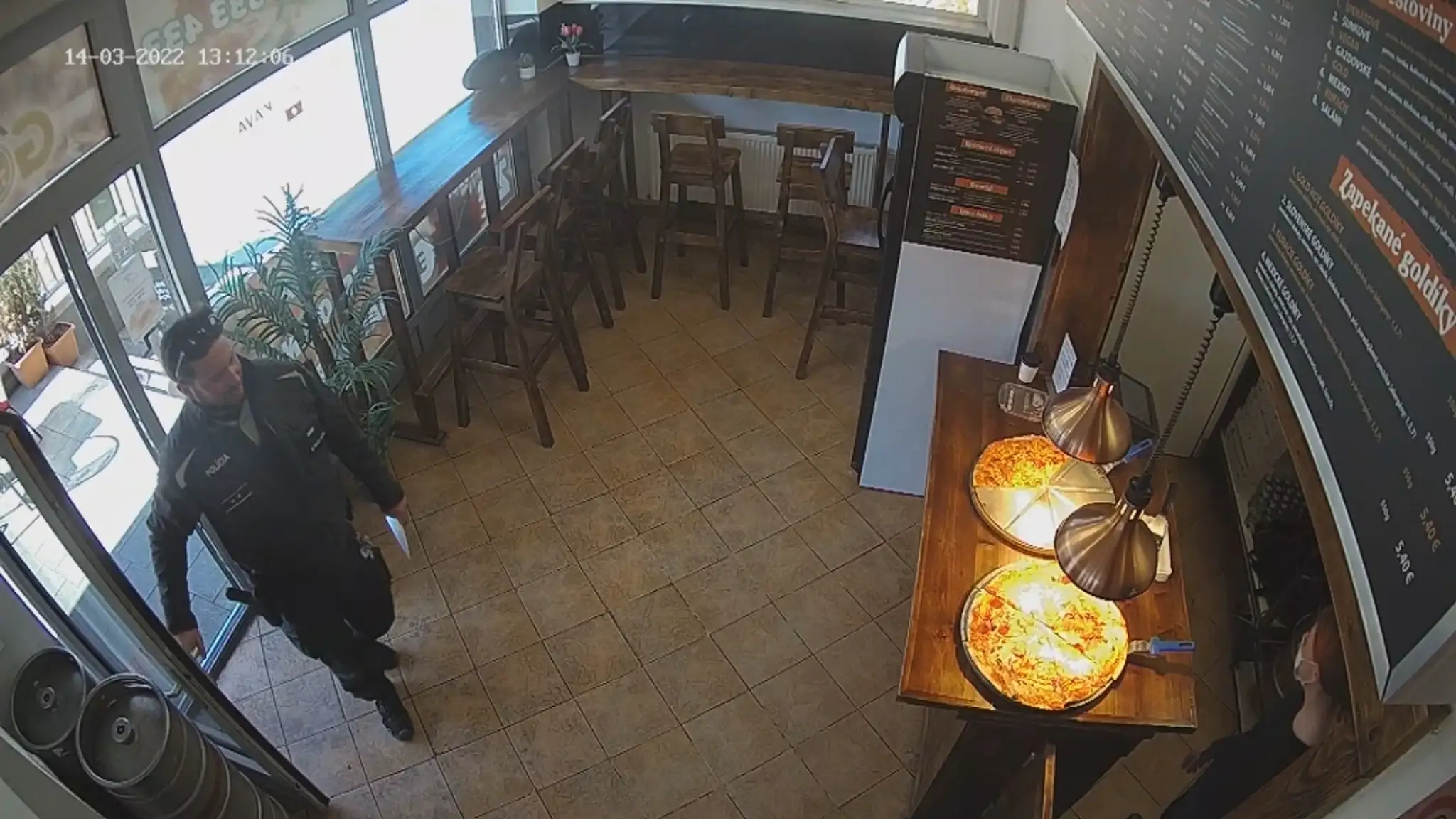 Policajt Martin Turčan, ktorý zastrelil kolegu, v pizzerii.