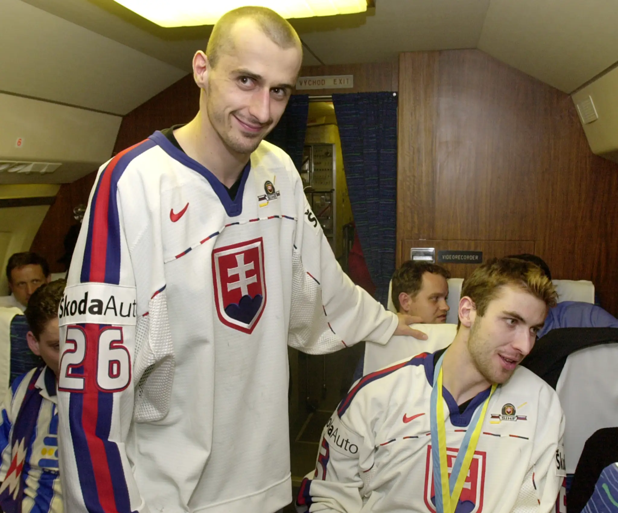 Sprava Zdeno Chára a Peter Bartoš po prílete z MS 2000, kde Slovensko získalo striebornú medailu.