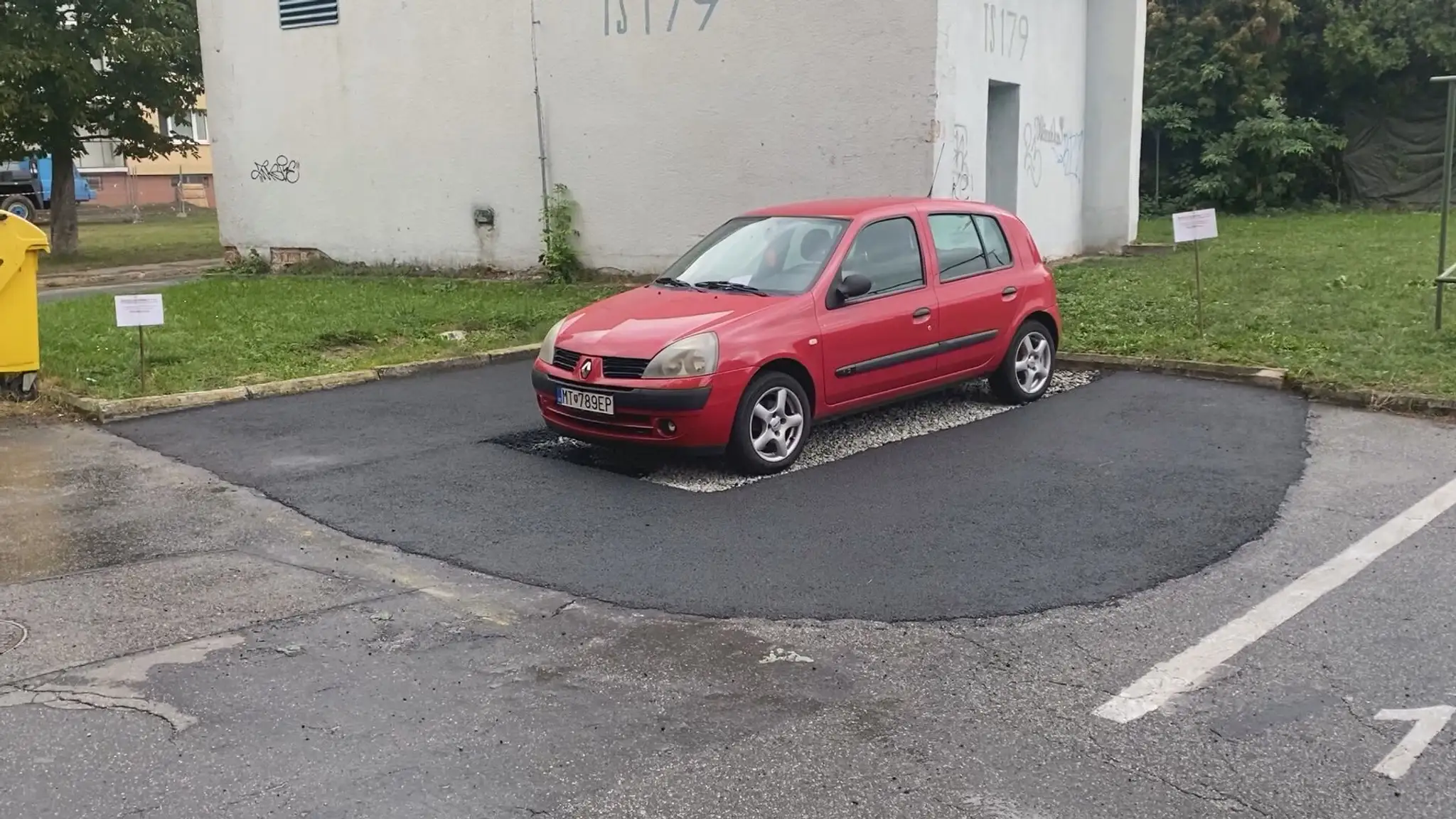 Auto ostalo zaparkované počas asfaltovania parkoviska.