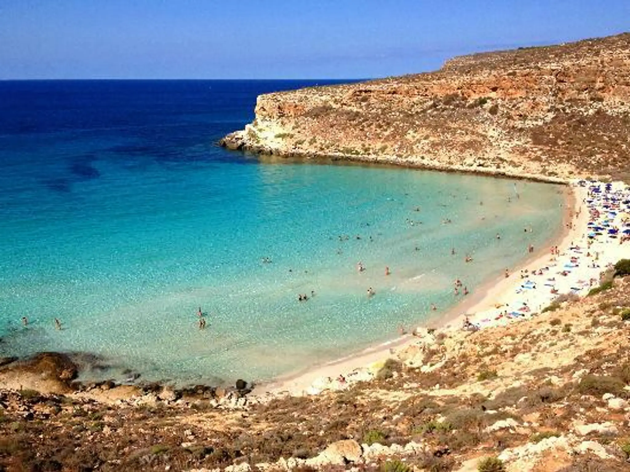 Pláž Rabbit Beych, Lampedusa, Ostrovy Sicílie.