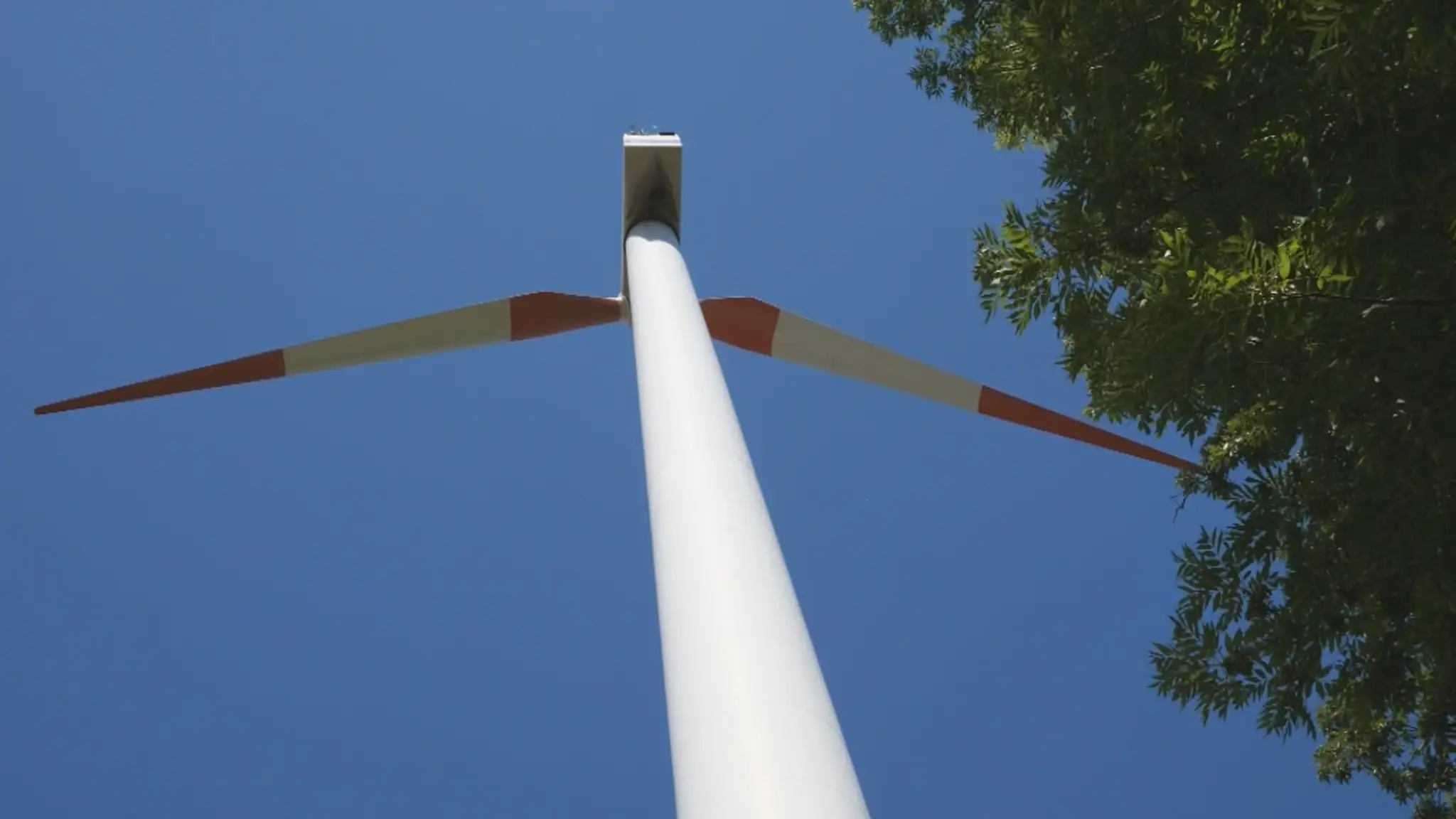 Z rotoru vo veternej elektrárni sa odtrhol jeden list.