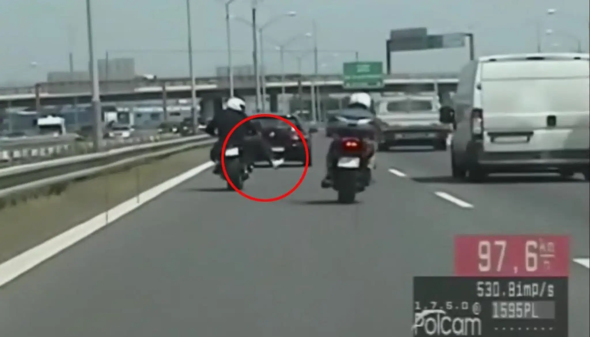 Vulgárne gestá a kopanie do áut: Kamera zachytila drzého motorkára v Bratislave
