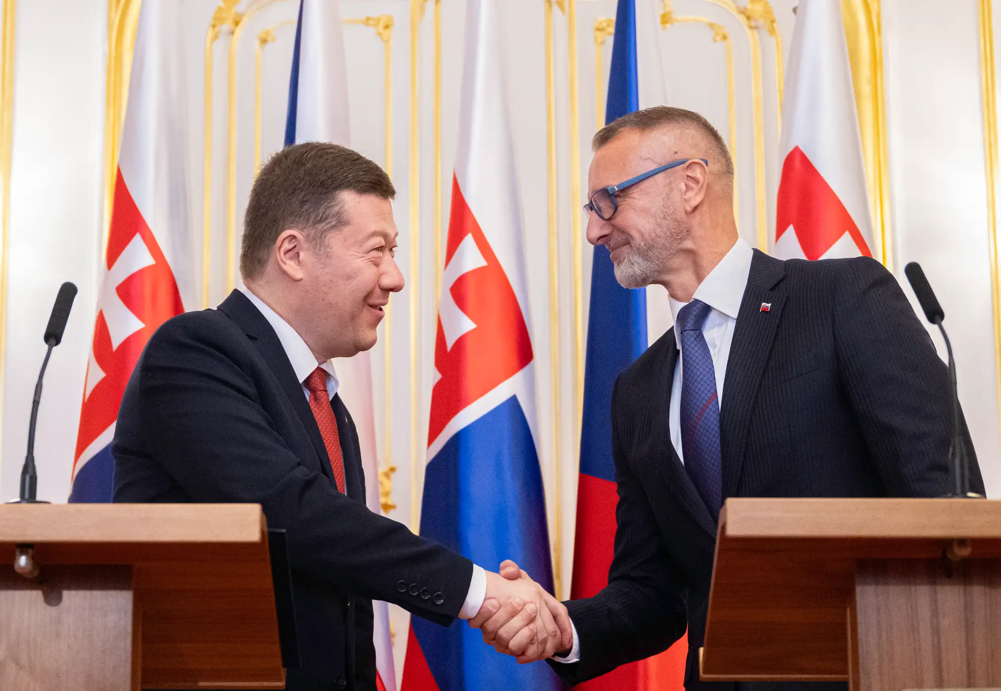 Na snímke sprava predseda NR SR Richard Raši a predseda Poslaneckej snemovne Parlamentu ČR Tomio Okamura
