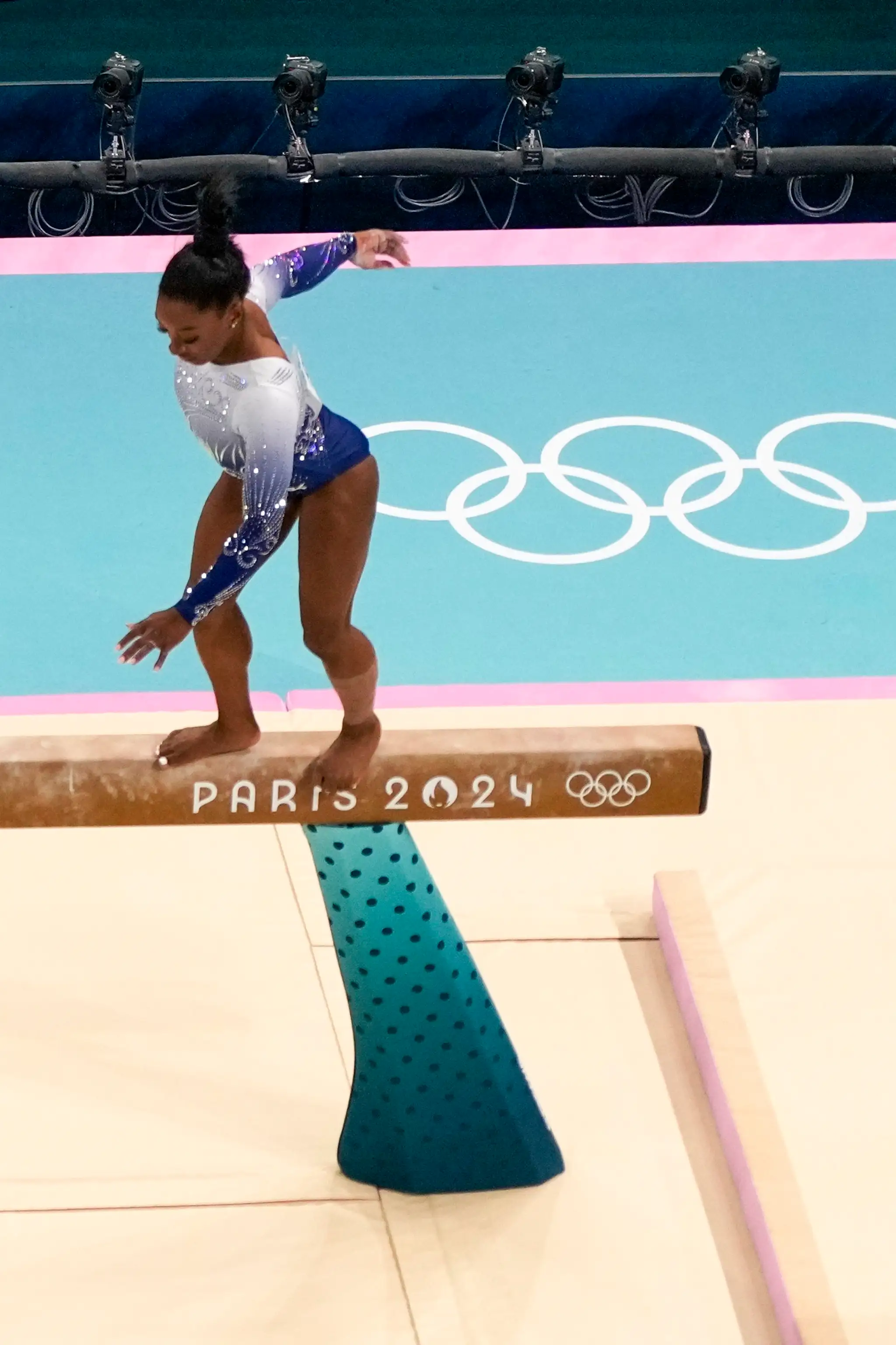 Simone Bilesová spadla počas finále v športovej gymnastike na olympijských hrách 2024 v Paríži.