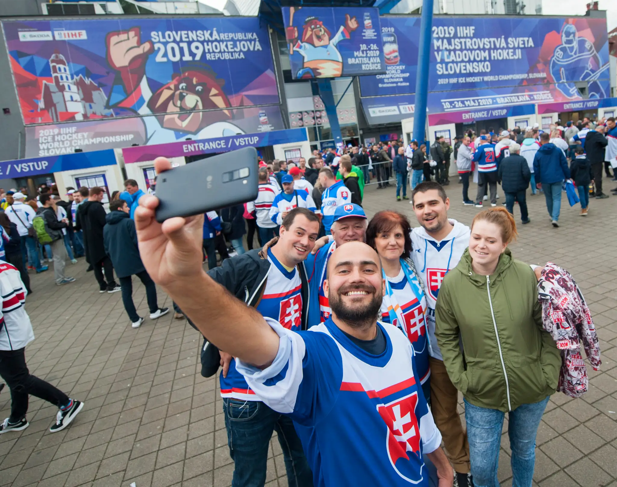 Slovenská fanúšička pózuje pred Steel Arénou pred zápasom MS proti USA.