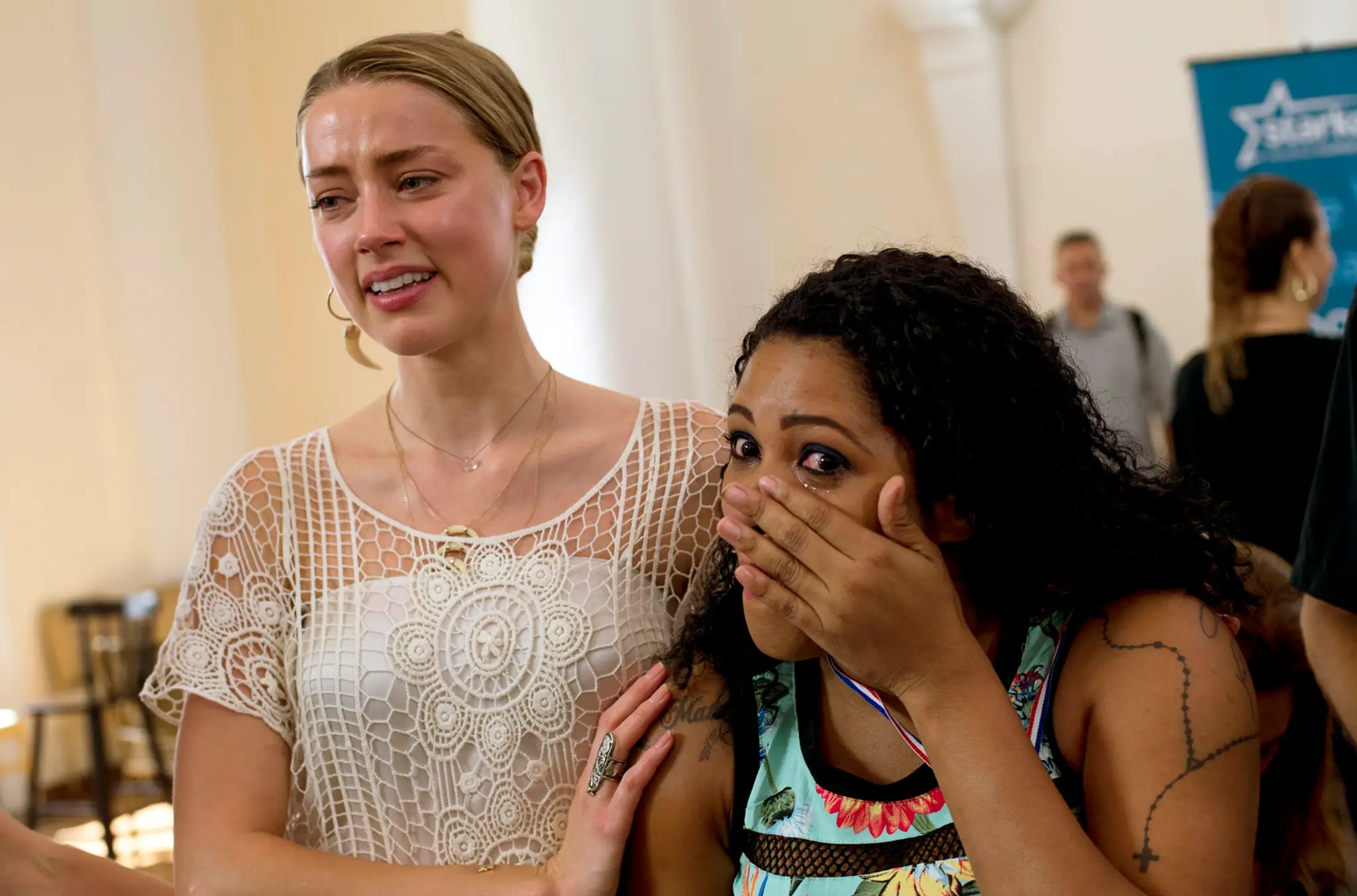 Amber Heard sa rozplakala spolu so ženou, ktorá počula prývkrát v živote.