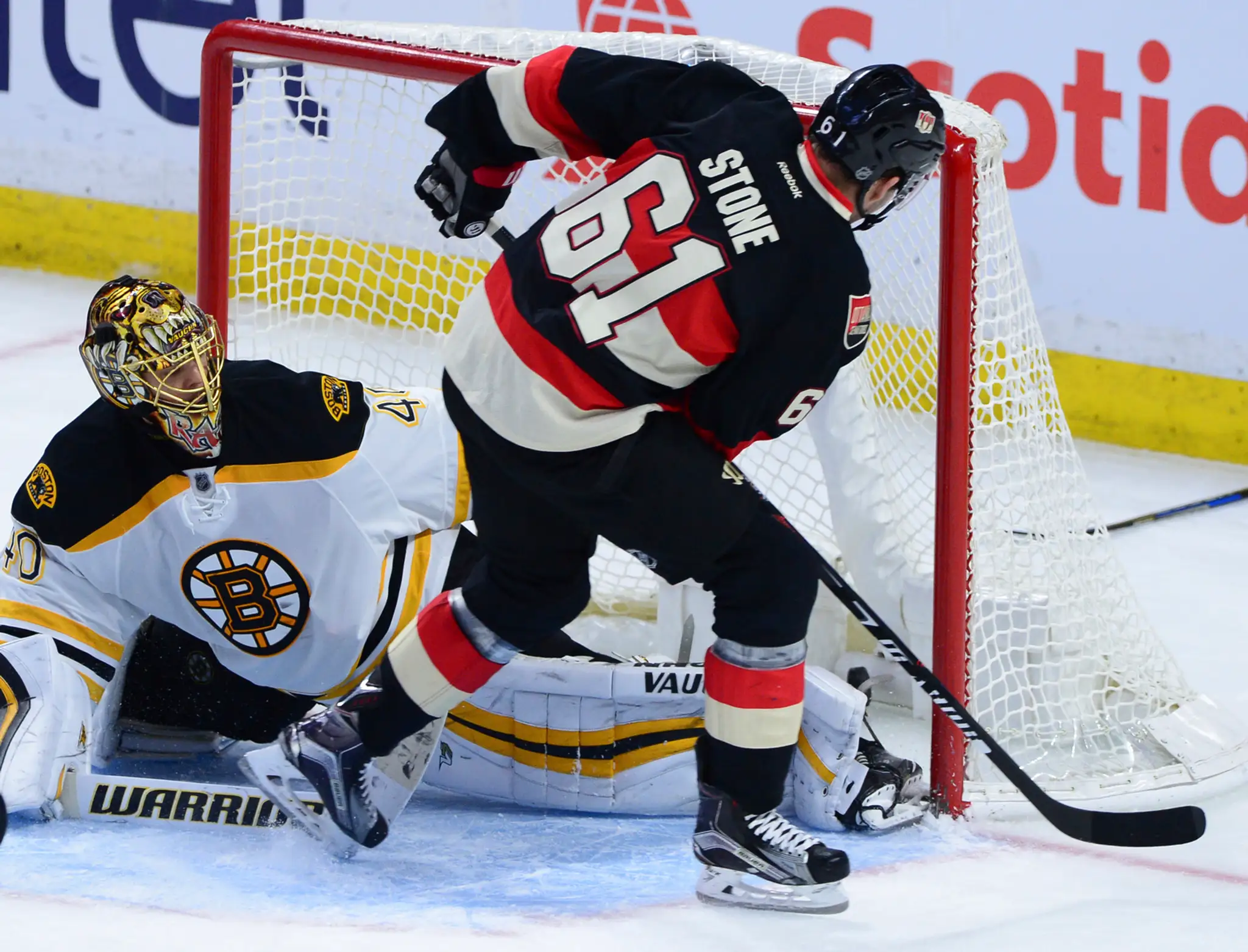 Mark Stone (Ottawa) prekonal brankára Tuuku Raska (Boston).