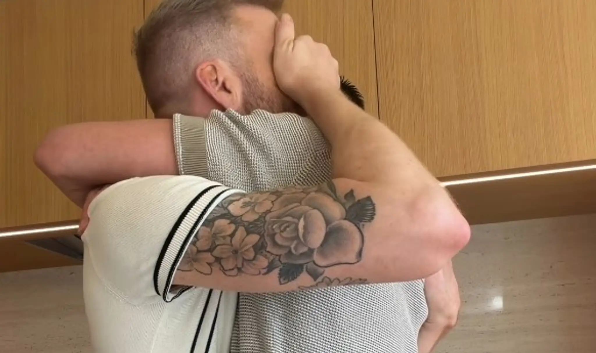 Spevák žiari šťastím.
