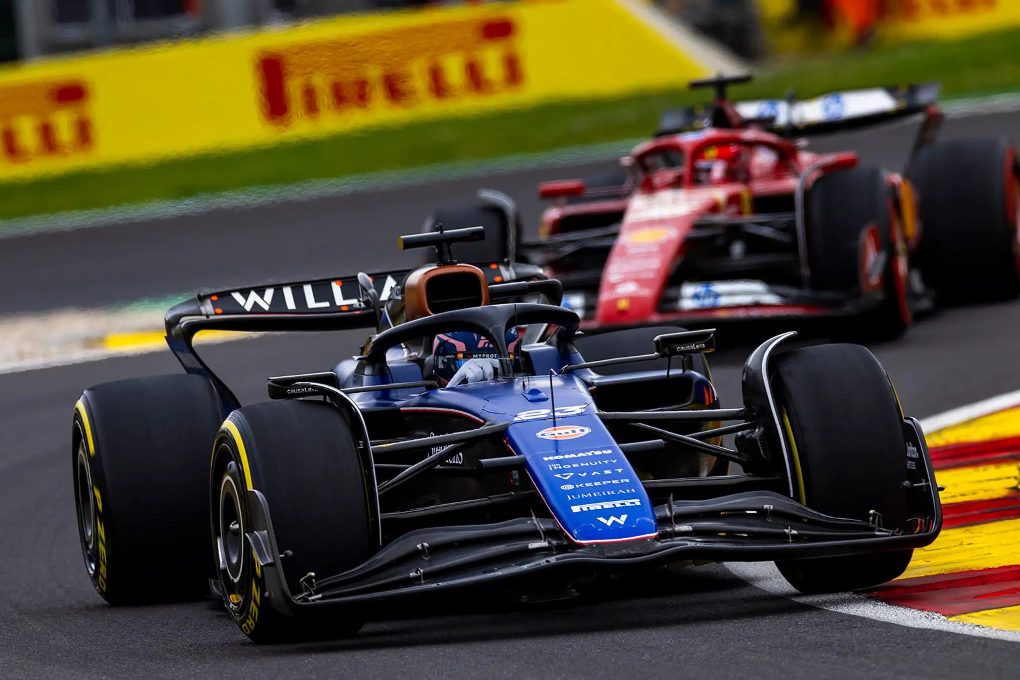 Alexander Albon na trati v Belgicku.