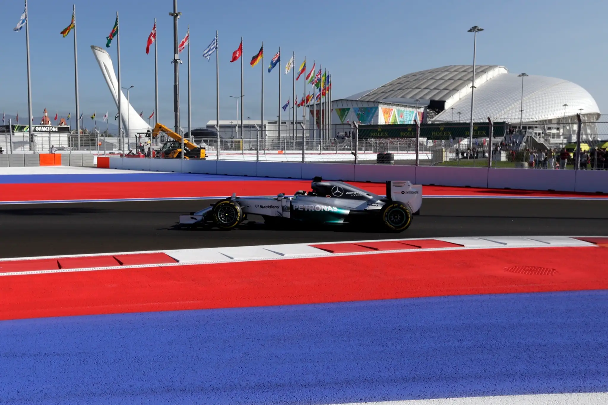 Britský pilot F1 na Mercedese Lewis Hamilton v zákrute počas VC Ruska na okruhu v Soči.