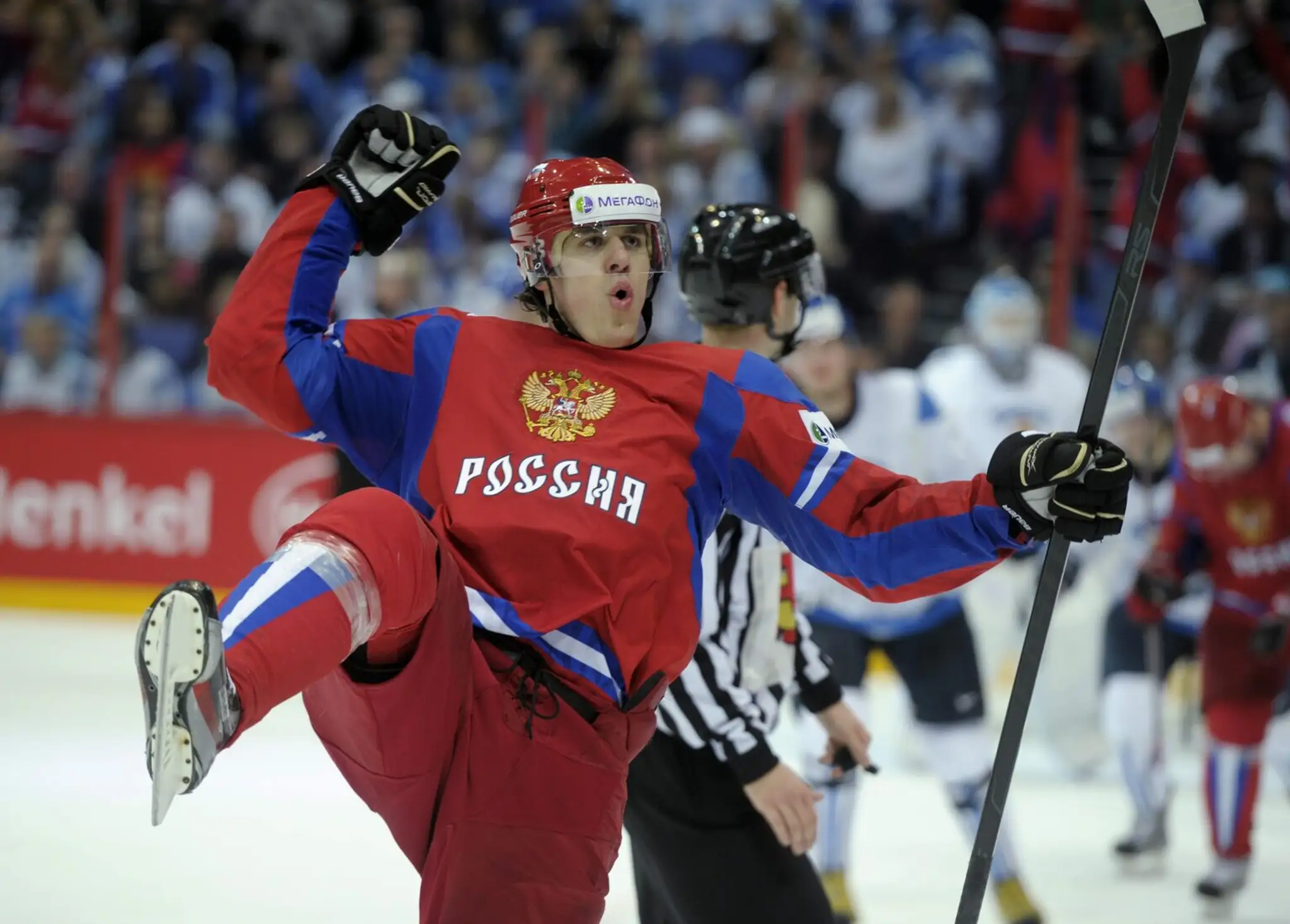Radosť Jevgenija Malkina po hetriku proti Fínsku v semifinále MS v Helsinkách 2012.
