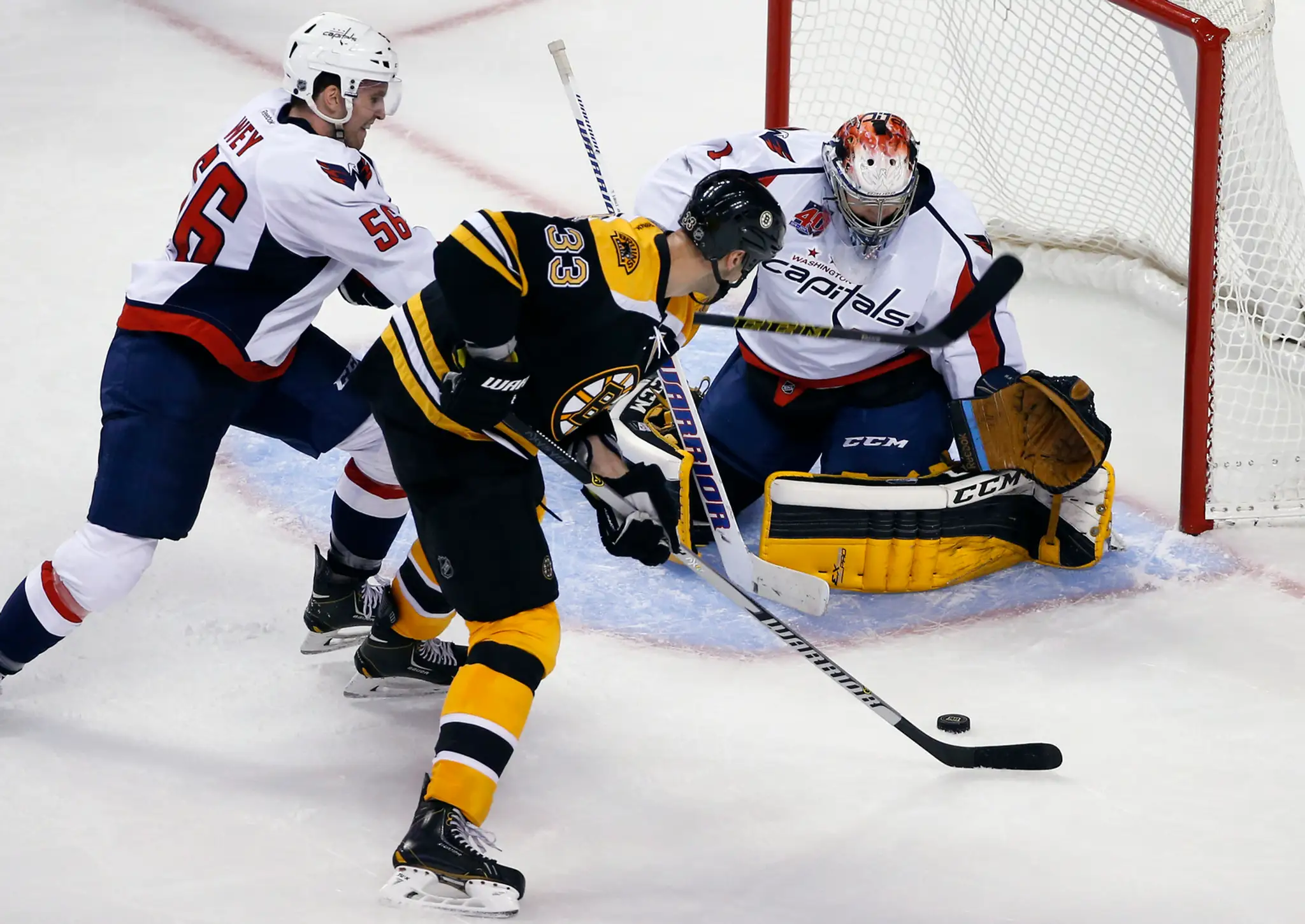 Slovenský hokejový obranca Bostonu Bruins Zdeno Chára strieľa v prípravnom stretnutí s Washingtonuom gól brankárovi Phoenixovi C