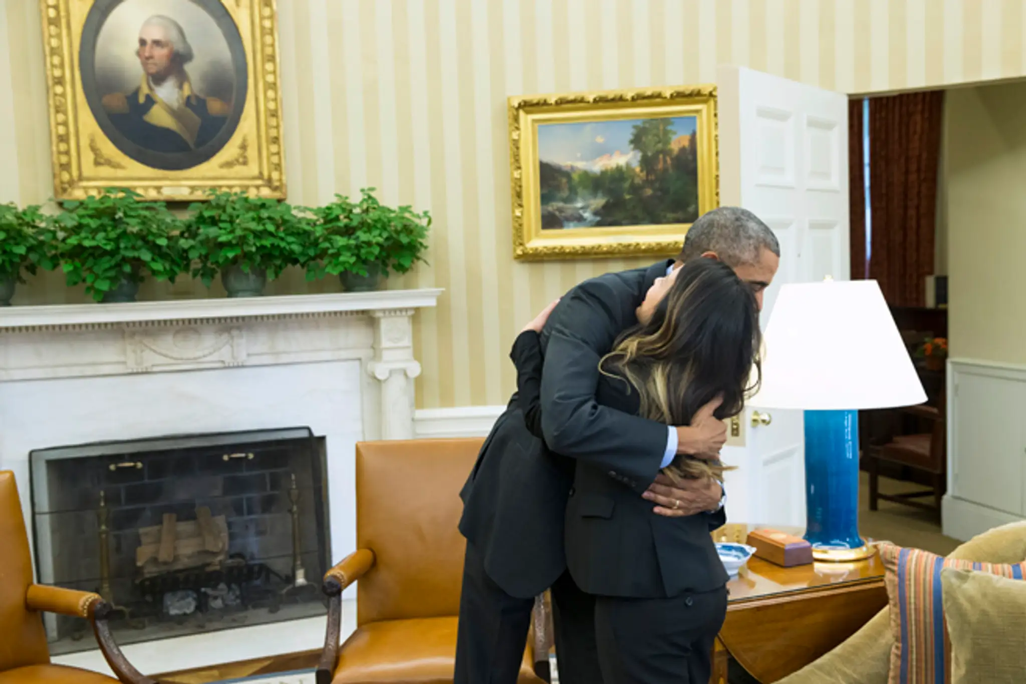 Barack Obama sa objíma s vyliečenou sestrou Ninou Phamovouz eboly.
