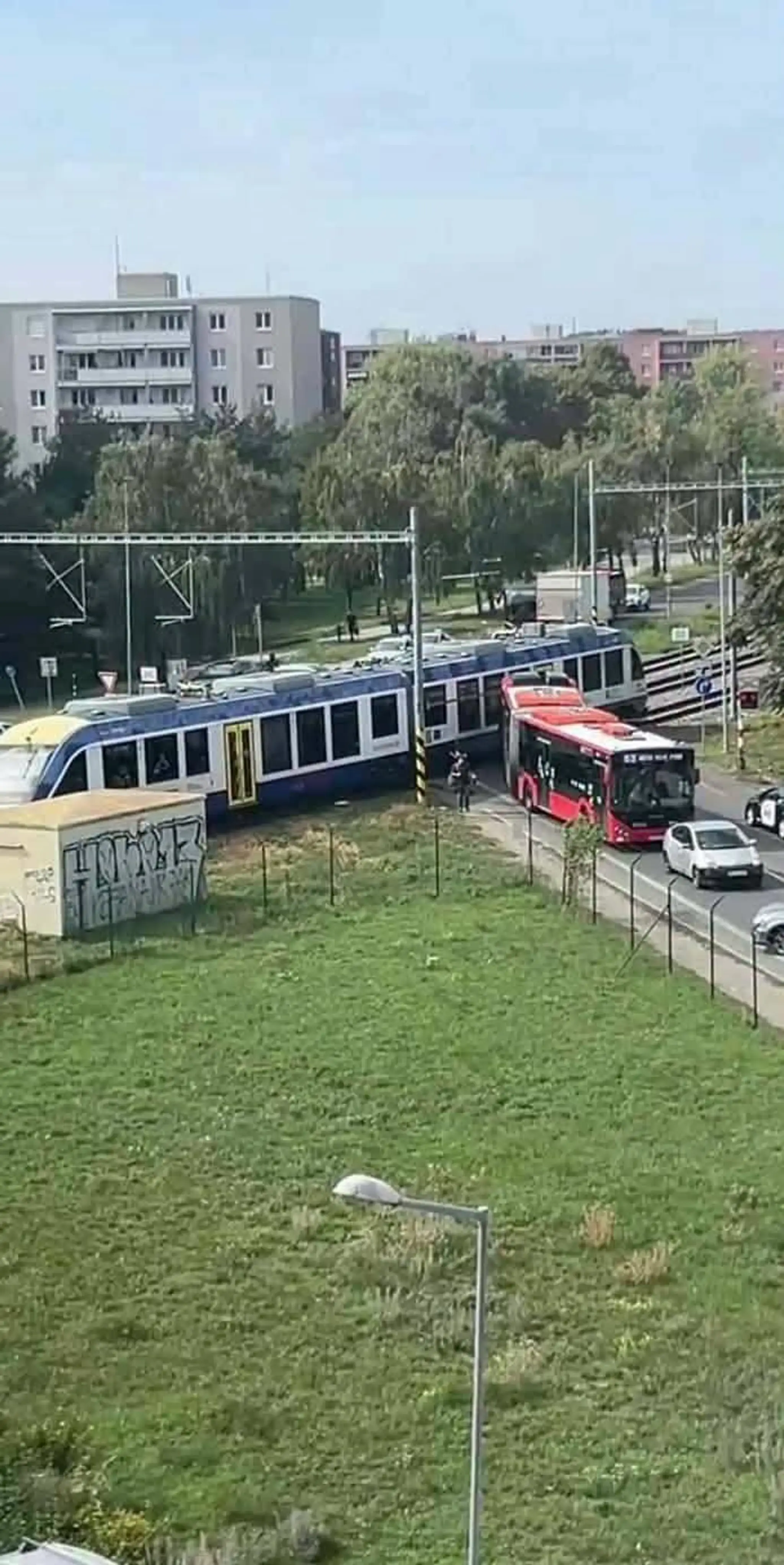 V Bratislave sa zrazil vlak s autobusom.