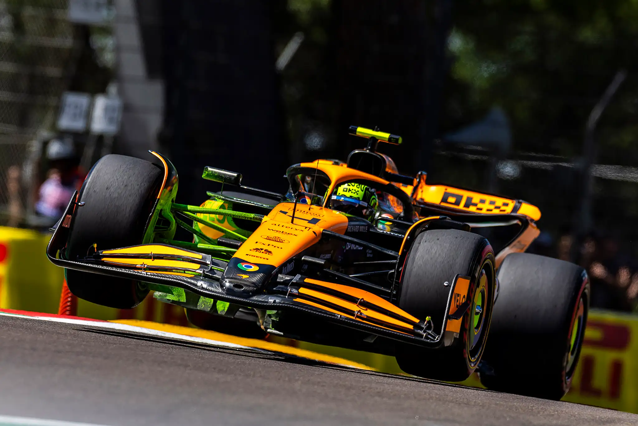 Lando Norris z McLarenu na trati.