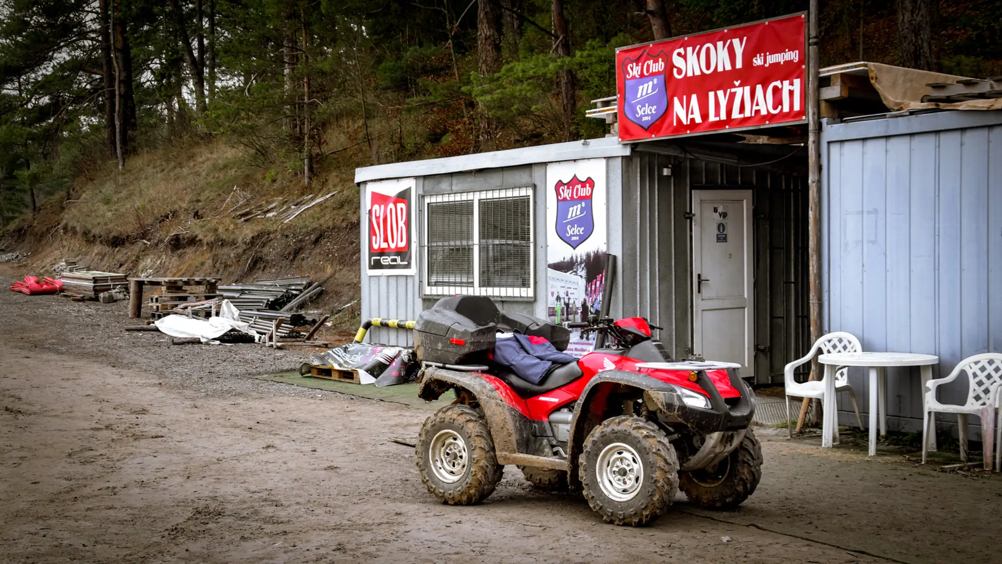 Odvodňovacie kanalizačné rúry na doskočisku.