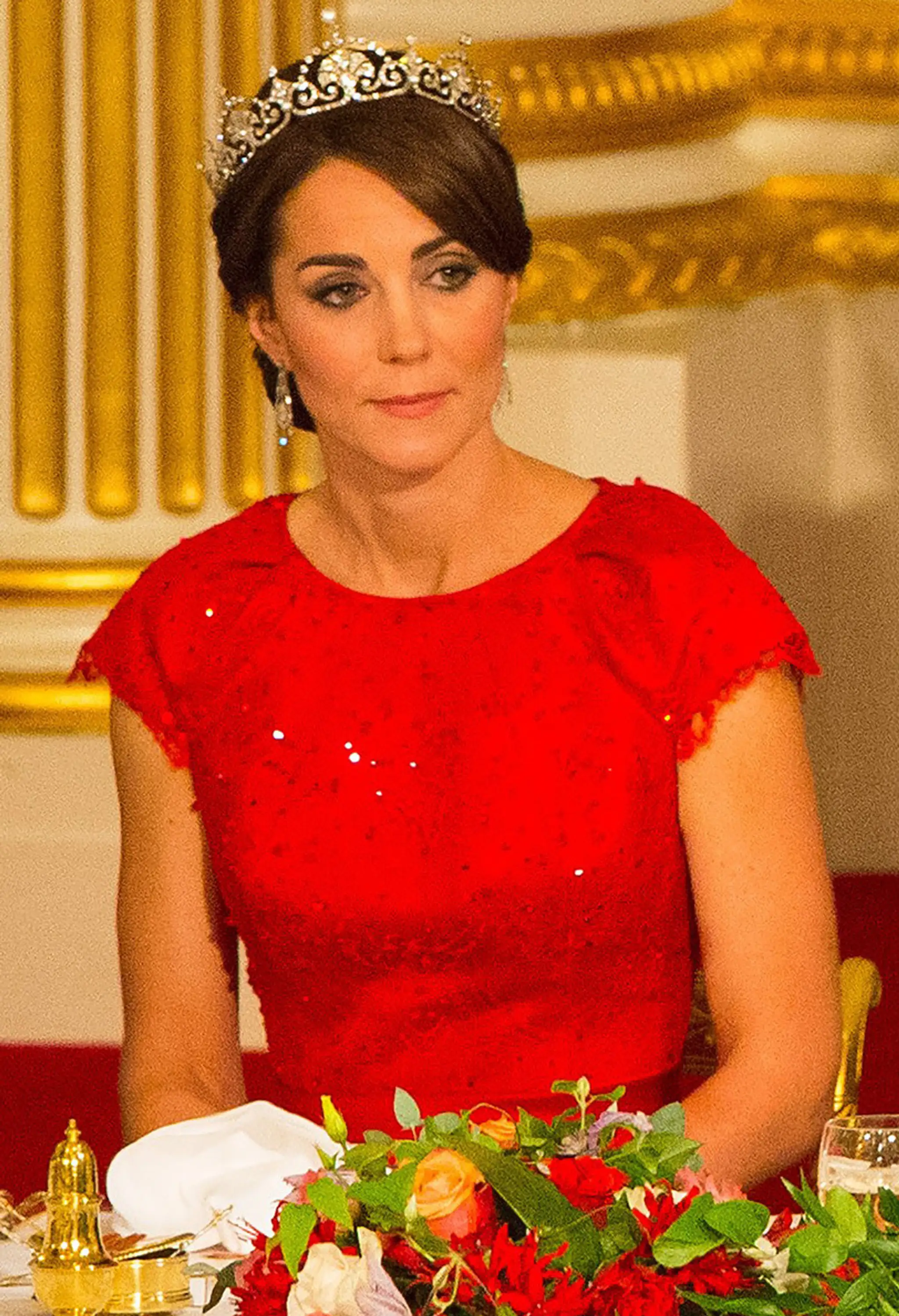 Kate Middleton žiarila v červenej róbe.