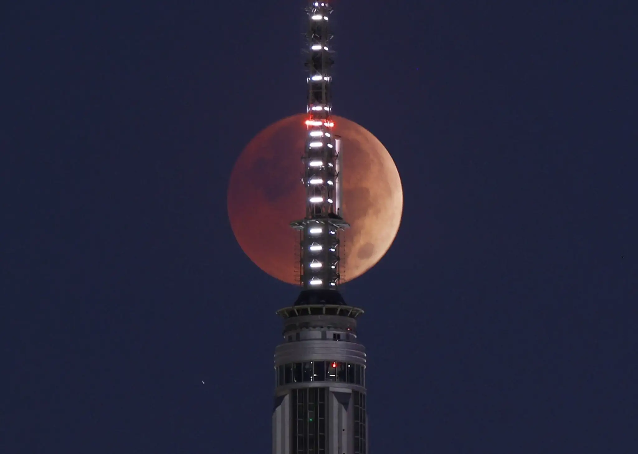 Krvavý Mesiac nad New Yorkom.