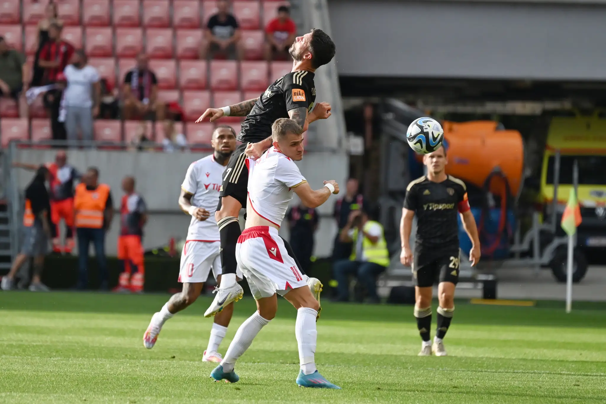 Na snímke uprostred futbalista Trnavy Marco Djuričin a hráč Trenčína Matej Kmeť.