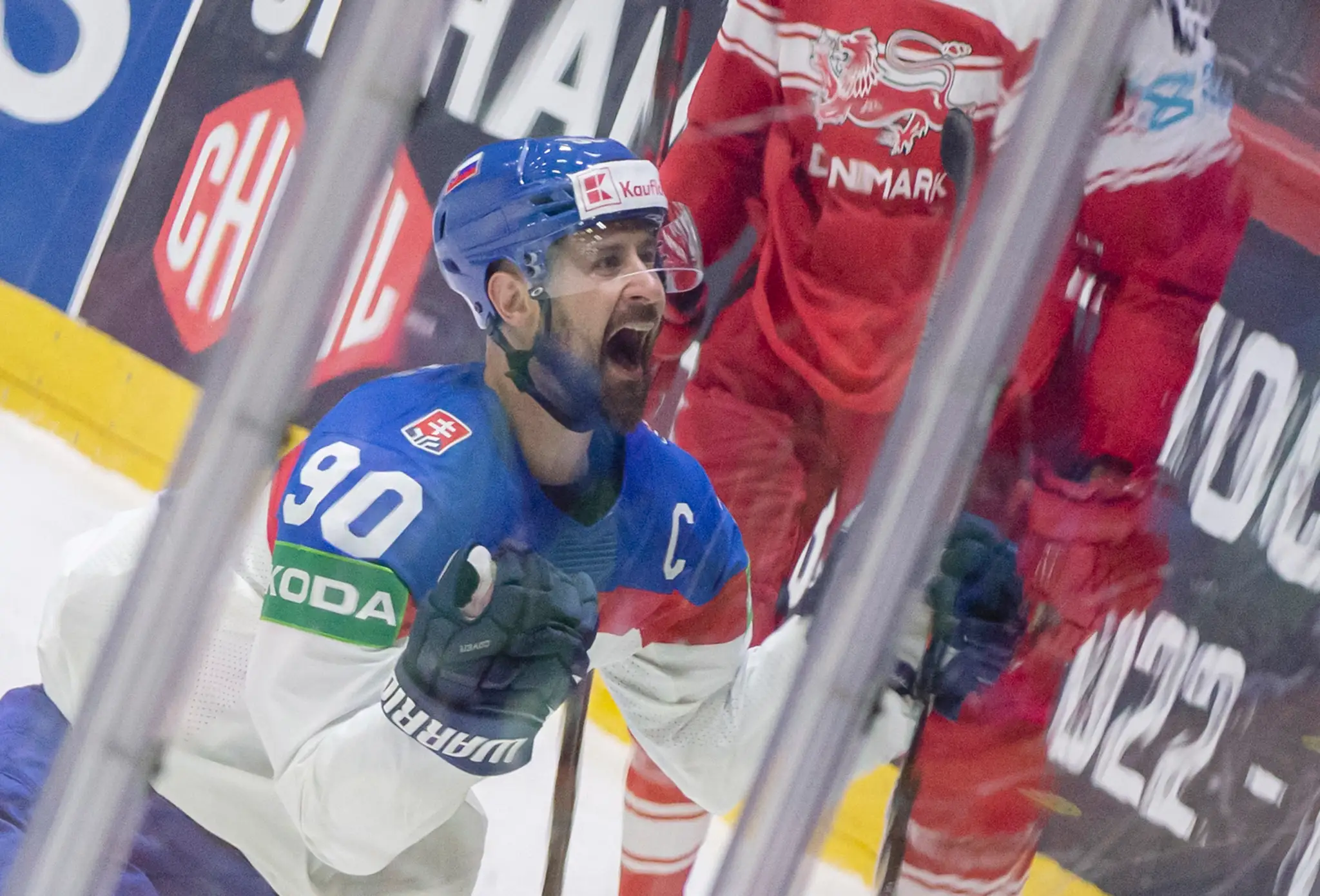Tomáš Tatar (Slovensko) oslavuje druhý gól v zápase s Dánskom na MS 2022.