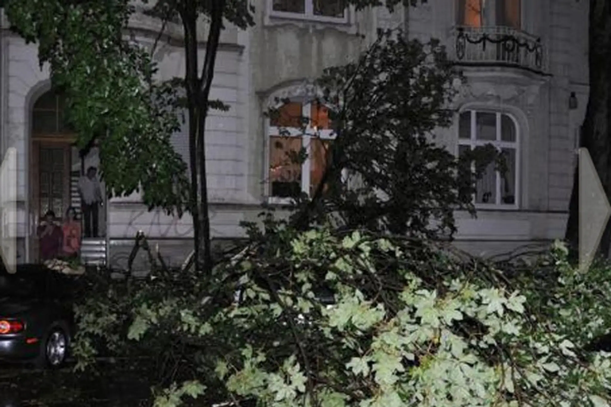 Popadané stromy na ulici v Dortmunde