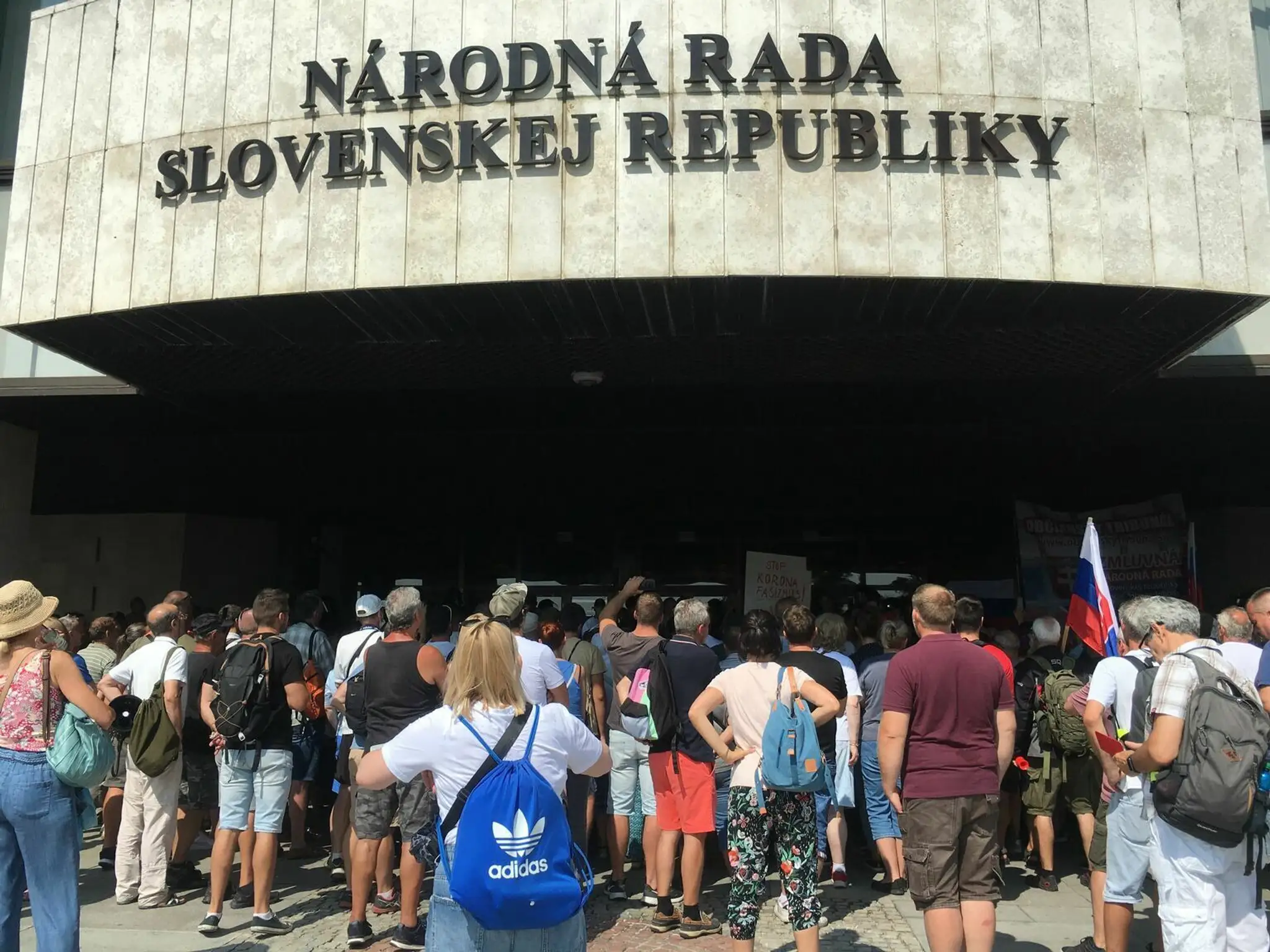 Protest pred parlamentom