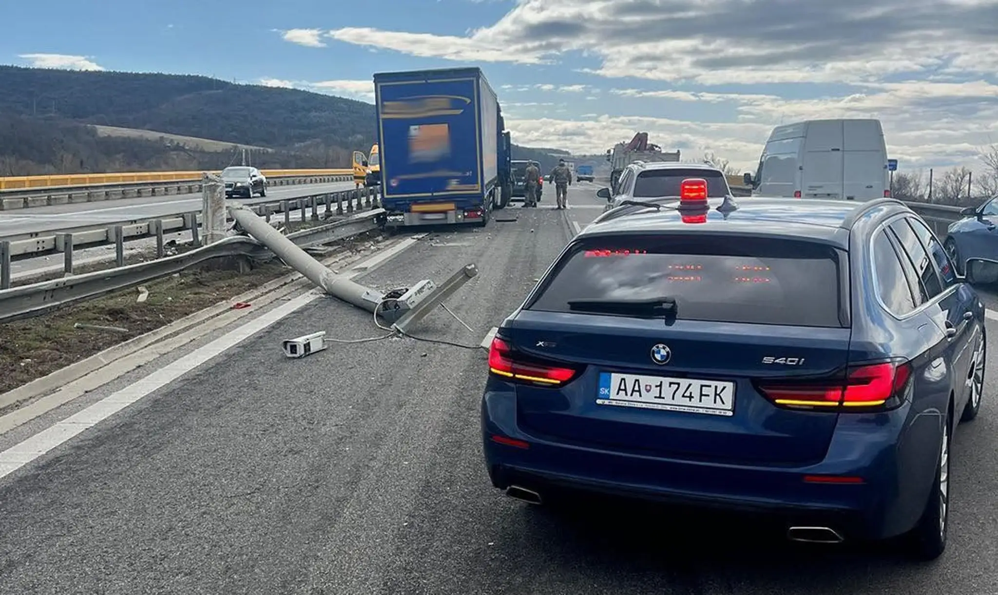 Nehoda kamióna na diaľnici.