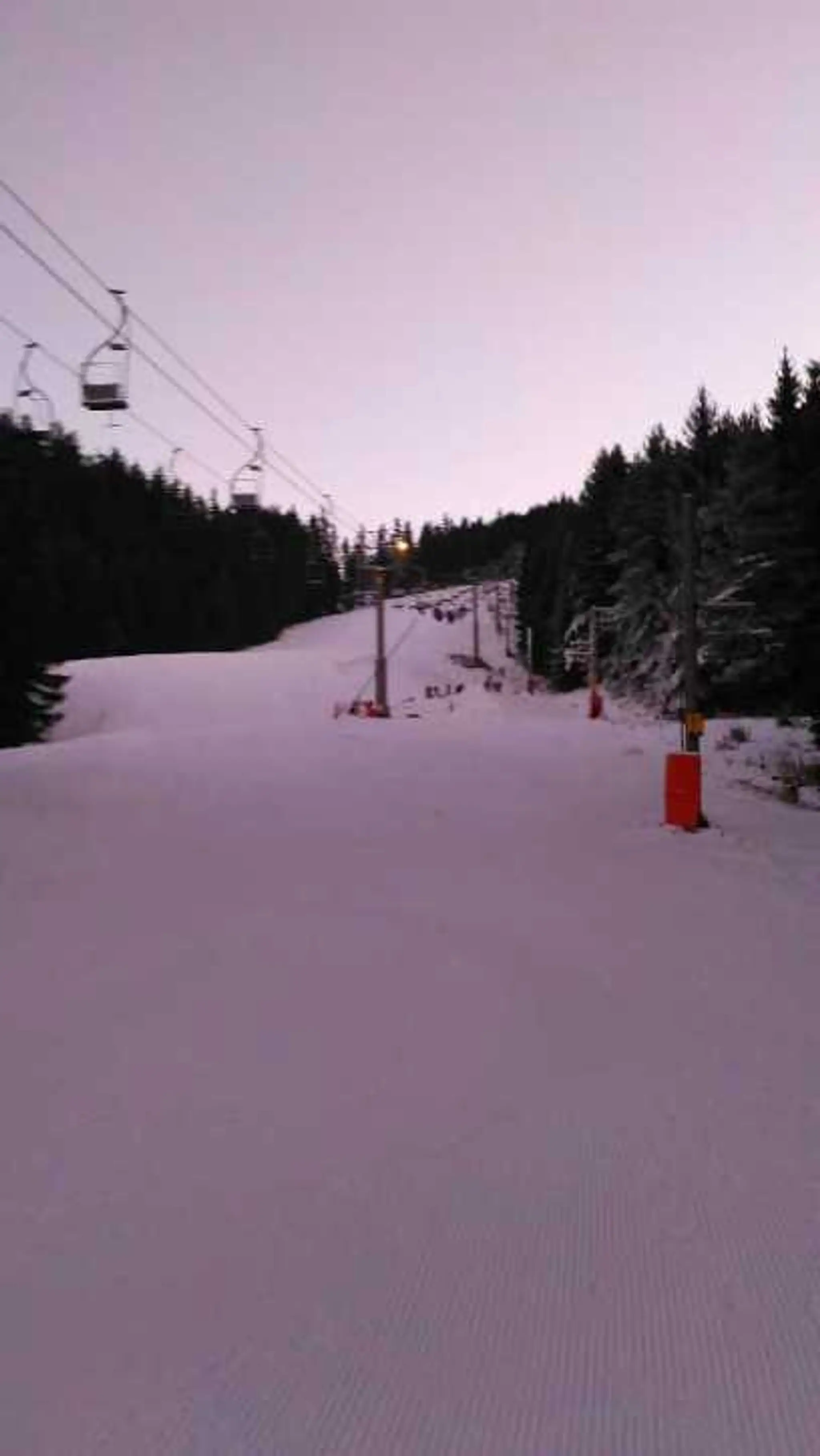 Ľudia zostali visieť vo vzduchu.