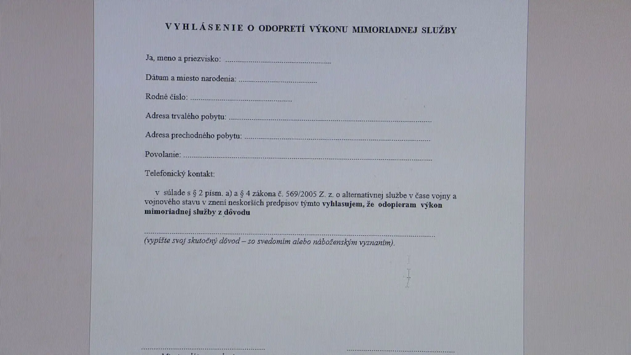 Ľudia vypisujú žiadosť.