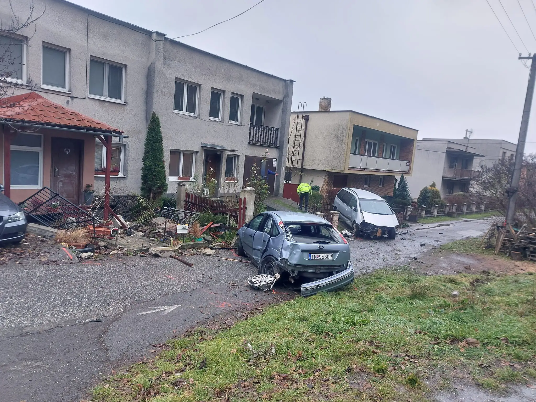 Zobudili sa a našli zdemolované auto.