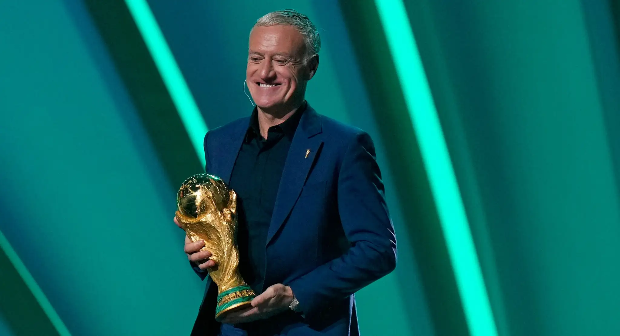 Didier Deschamps, tréner Francúzska ako úradujúceho majstra sveta vo futbale nesie pohárovú trofej pre víťaza MS 2022. (cropped)