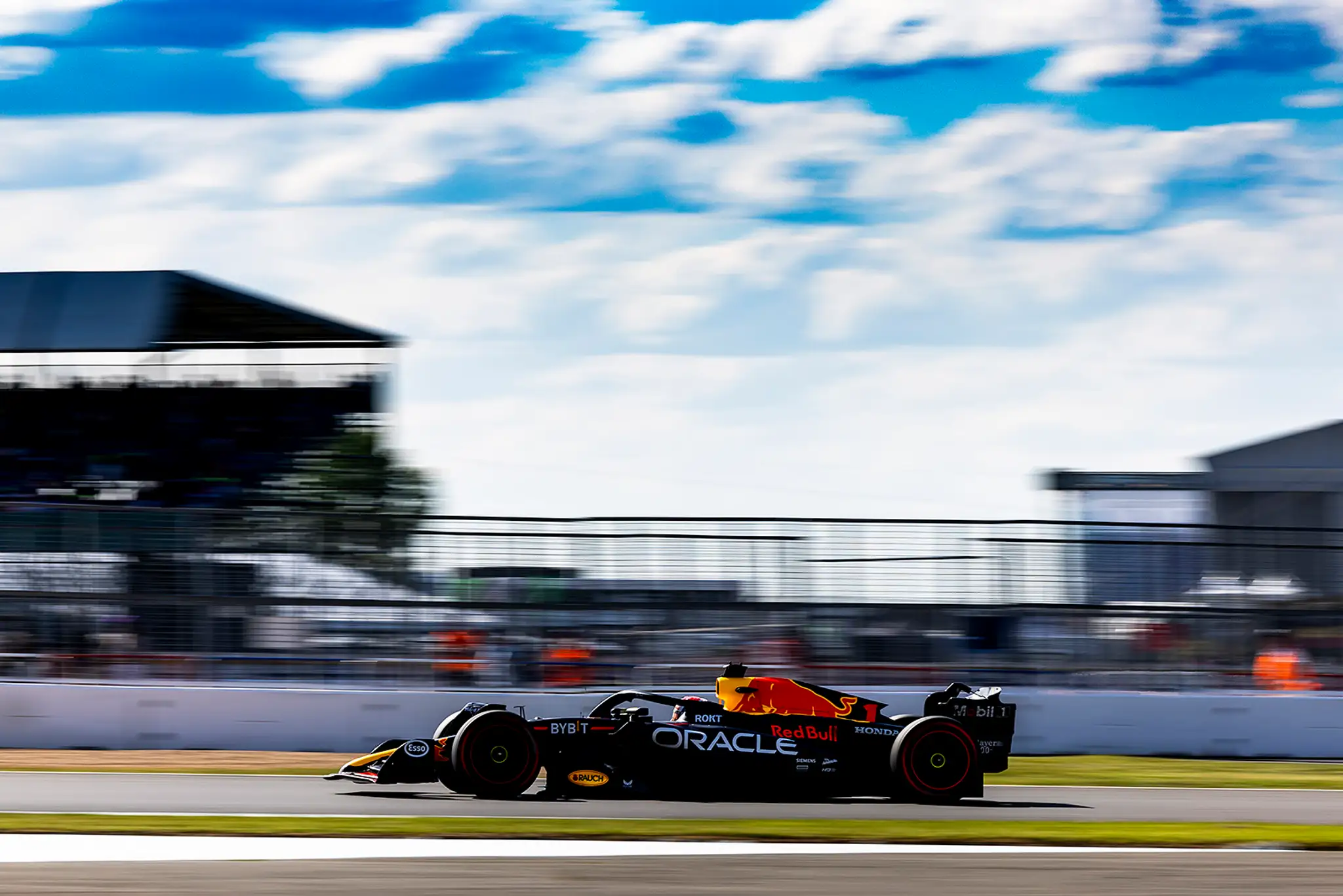Max Verstappen na trati vo Veľkej Británii.