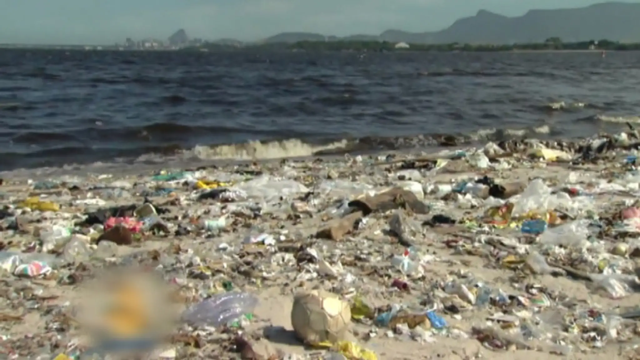 Špina na pláži v Rio de Janeiro, kde budú olympijské hry.
