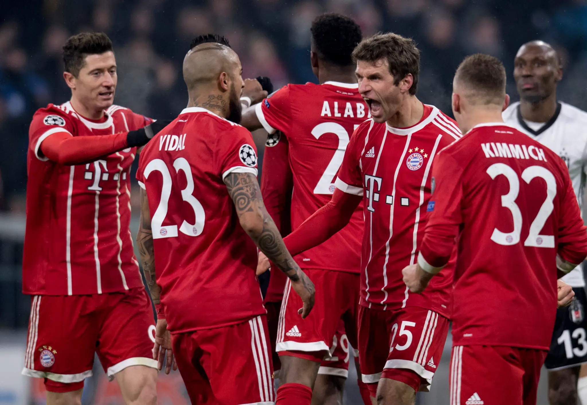 Radosť hráčov Bayernu po góle v prvom osemfinále LM proti Besiktasu.