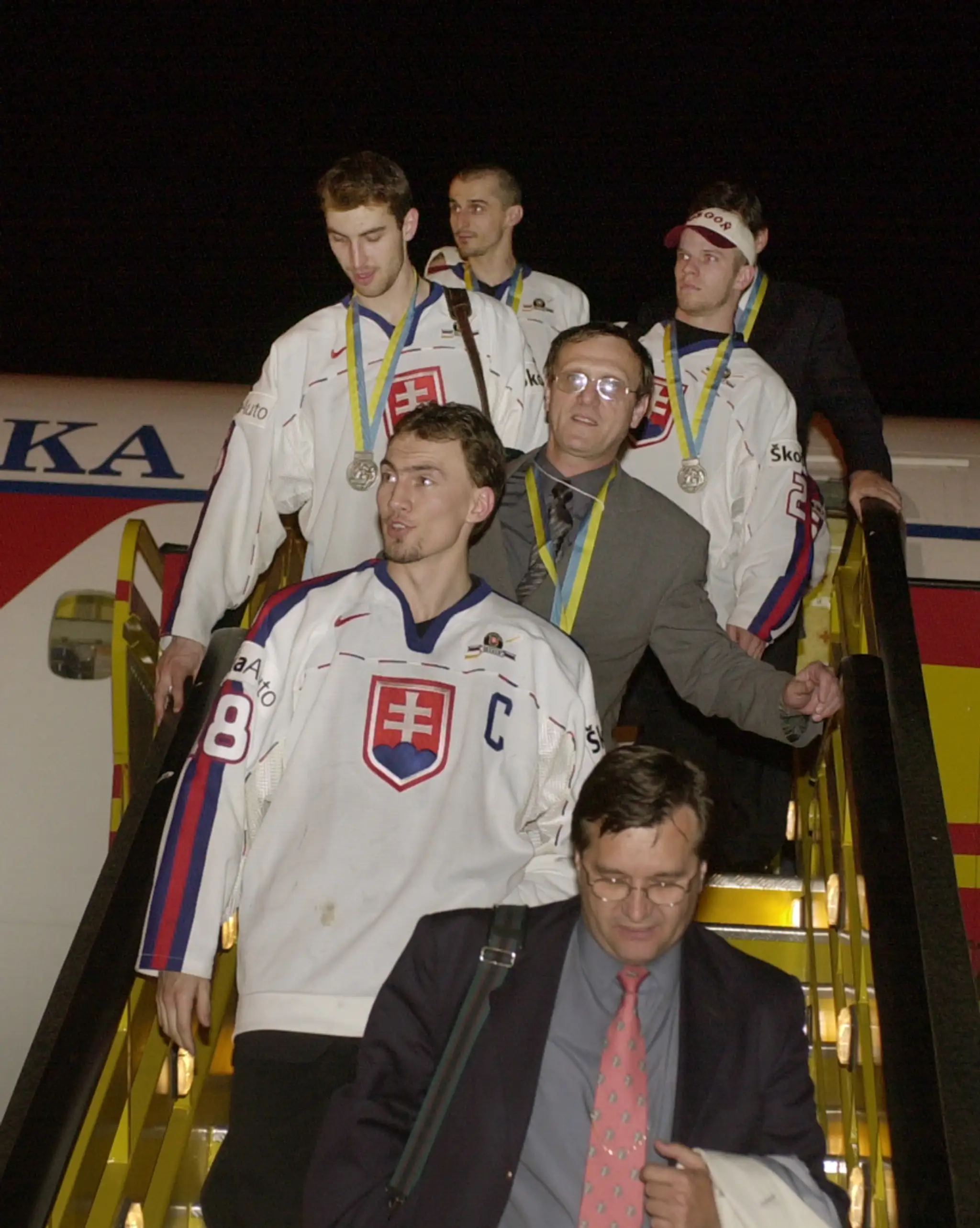 Kapitán reprezentácie Miroslav Šatan oslavuje s fanúšikmi striebro na MS 2000.