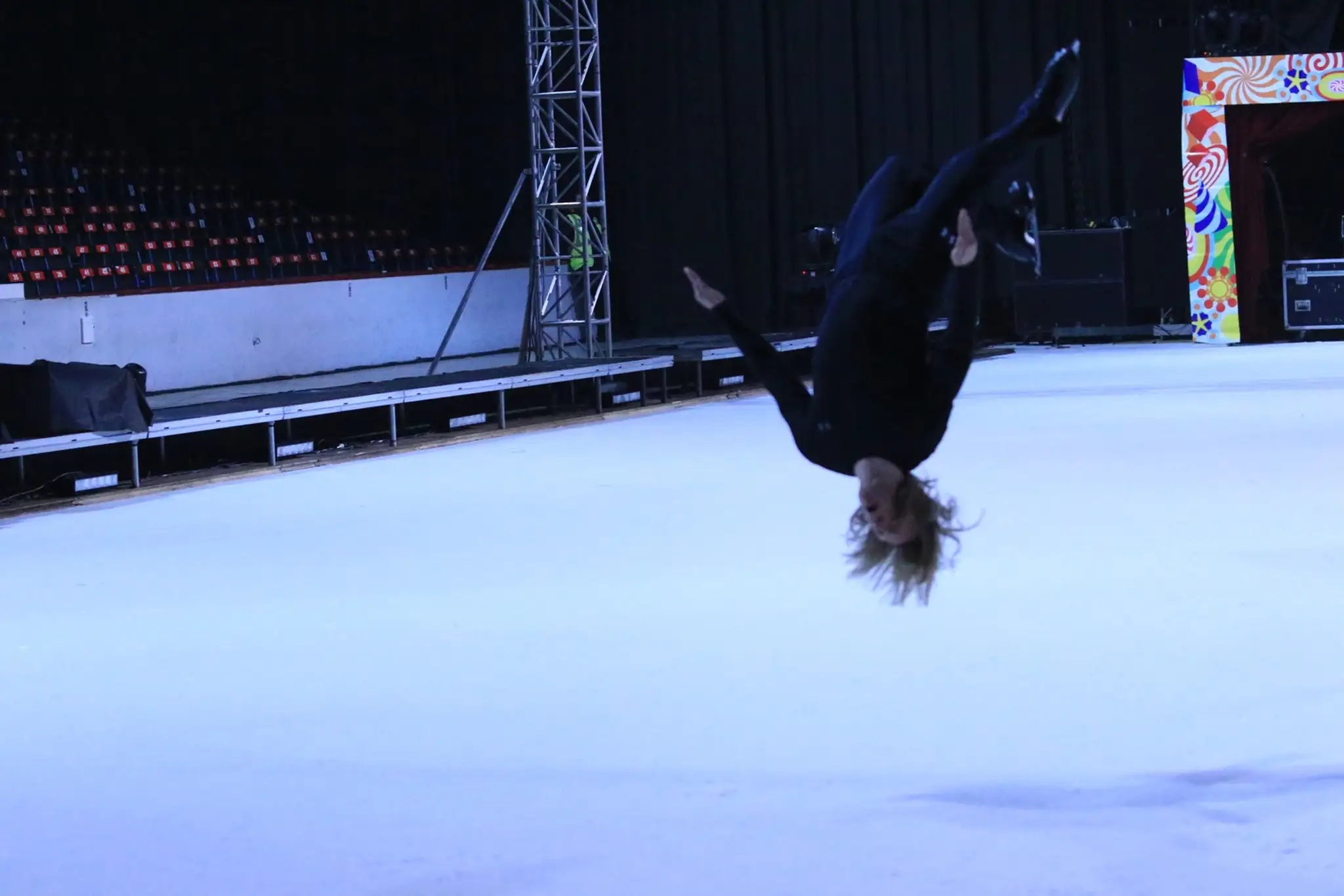 Jozef Sabovčík skáče salto.