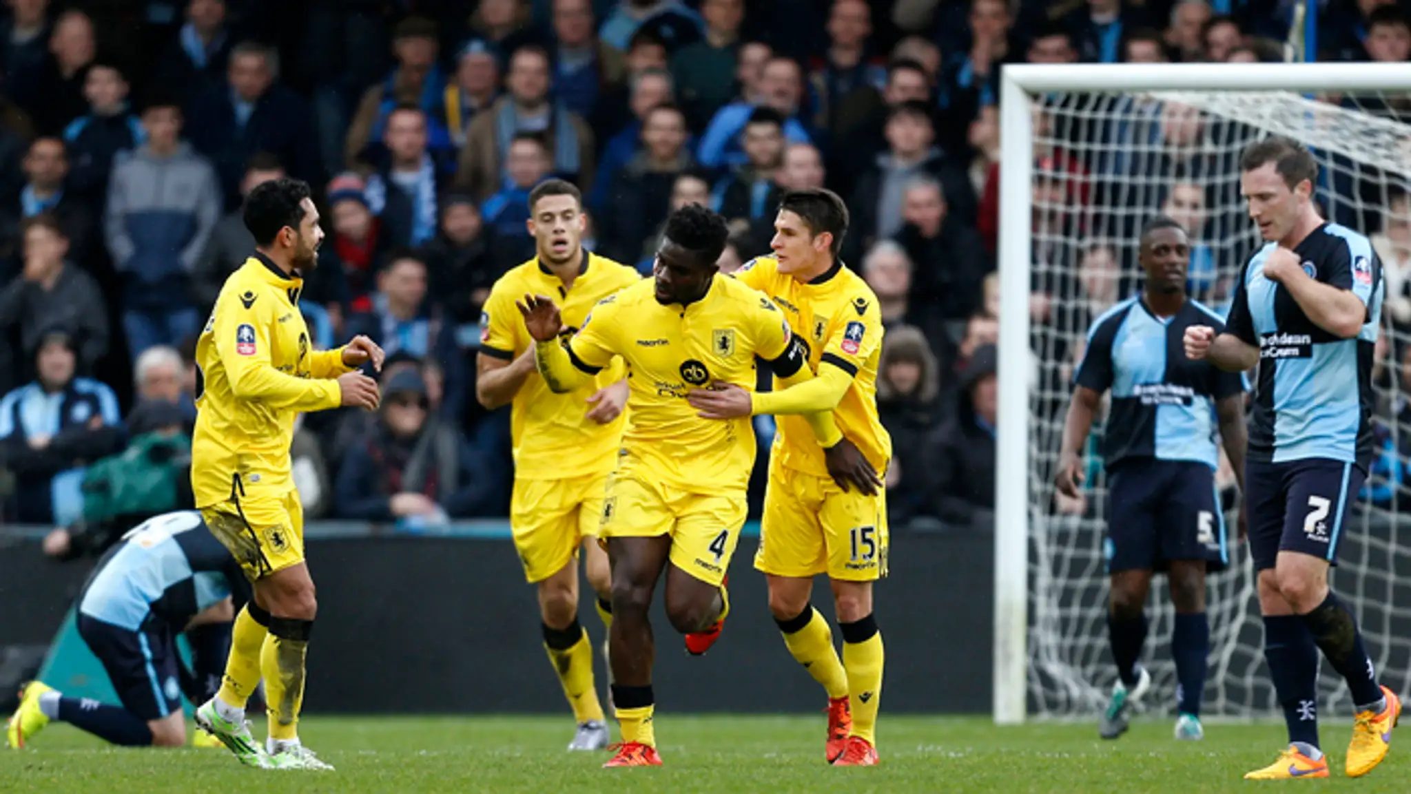 Hráč Aston Villa Micah Richards (v strede) oslavuje gól v FA Cupe.