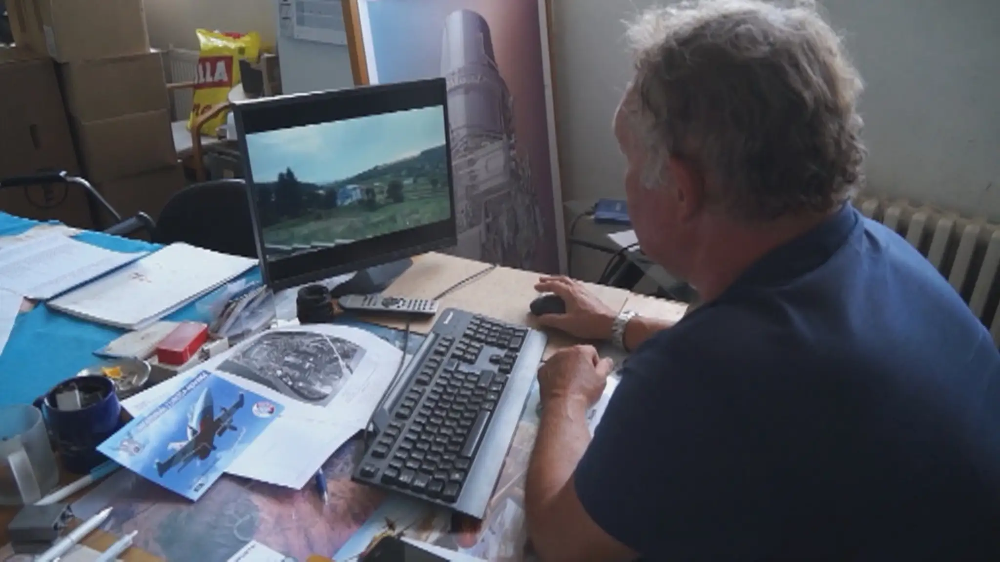 Video na ktorom je zachytená zrážka stroja s elektrickými drôtmi sme ukázali odborníkovi.