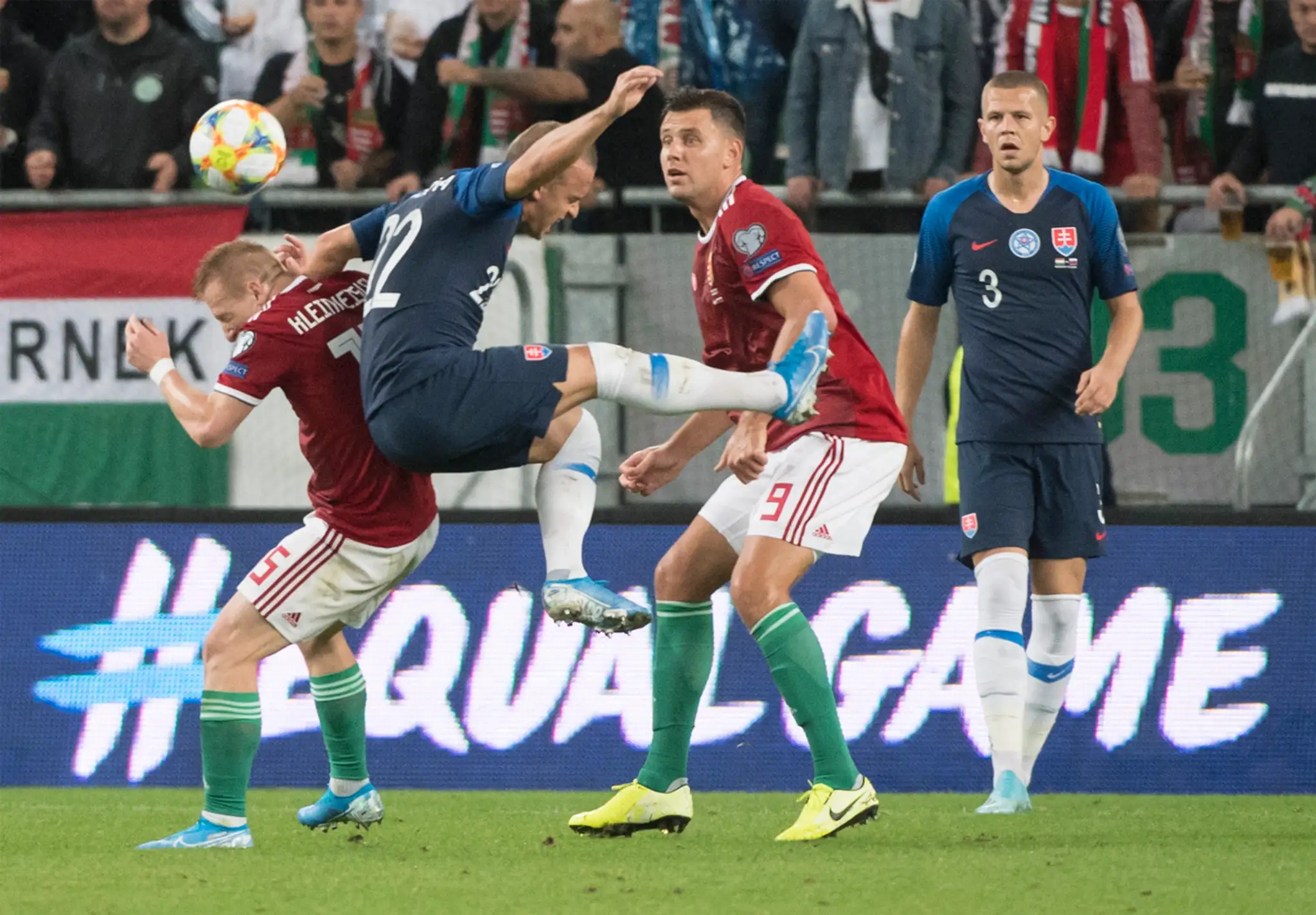 Radosť maďarských reprezentantov po góle v kvalifikácii ME 2020 proti Slovensku.