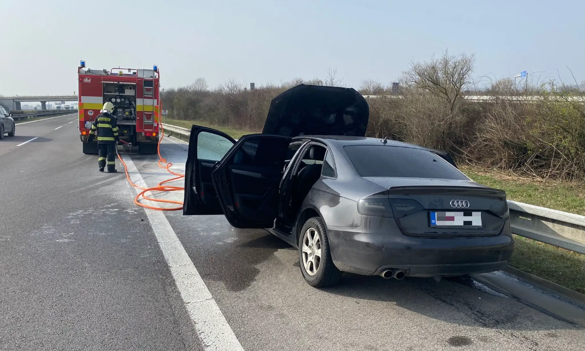 Auto v plameňoch na D1 pri Trenčíne.
