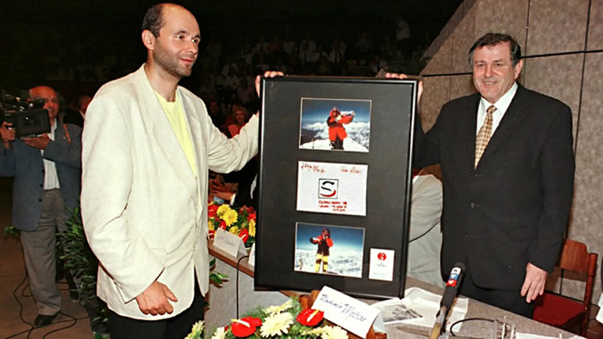 Vladimír Mečiar preberá od člena výpravy Comolungma ´98 Pavla Lazara pamätnú tabuľu s vrcholovými fotografiami z Mont Everestu. 