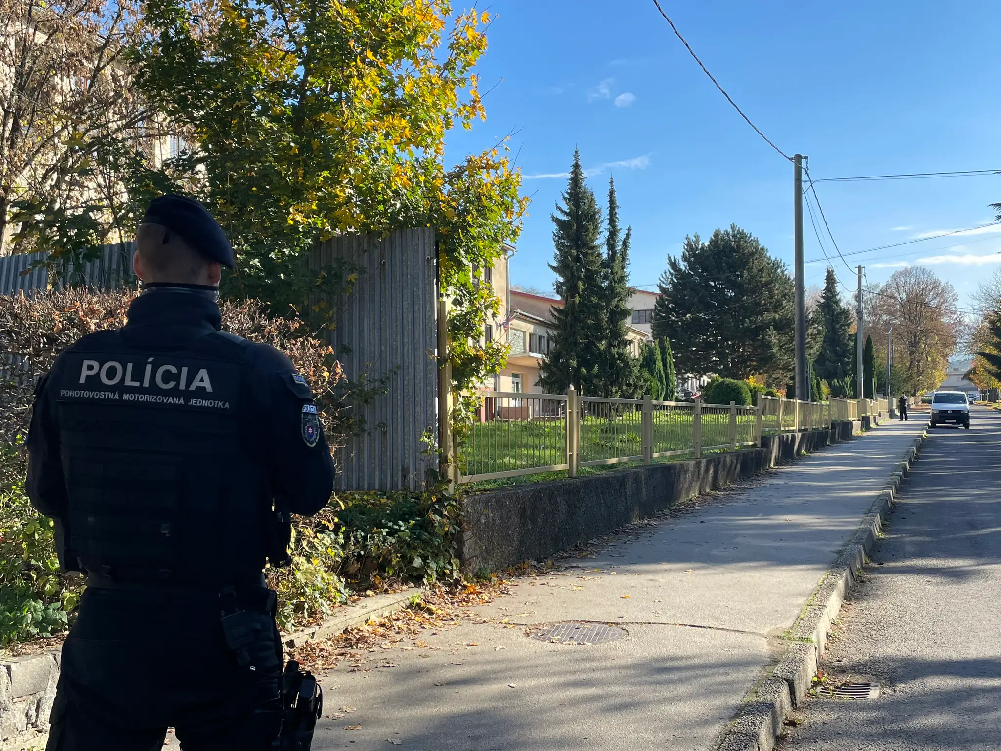 Na Strednej odbornej škole v Novákoch útočil študent sekerou.