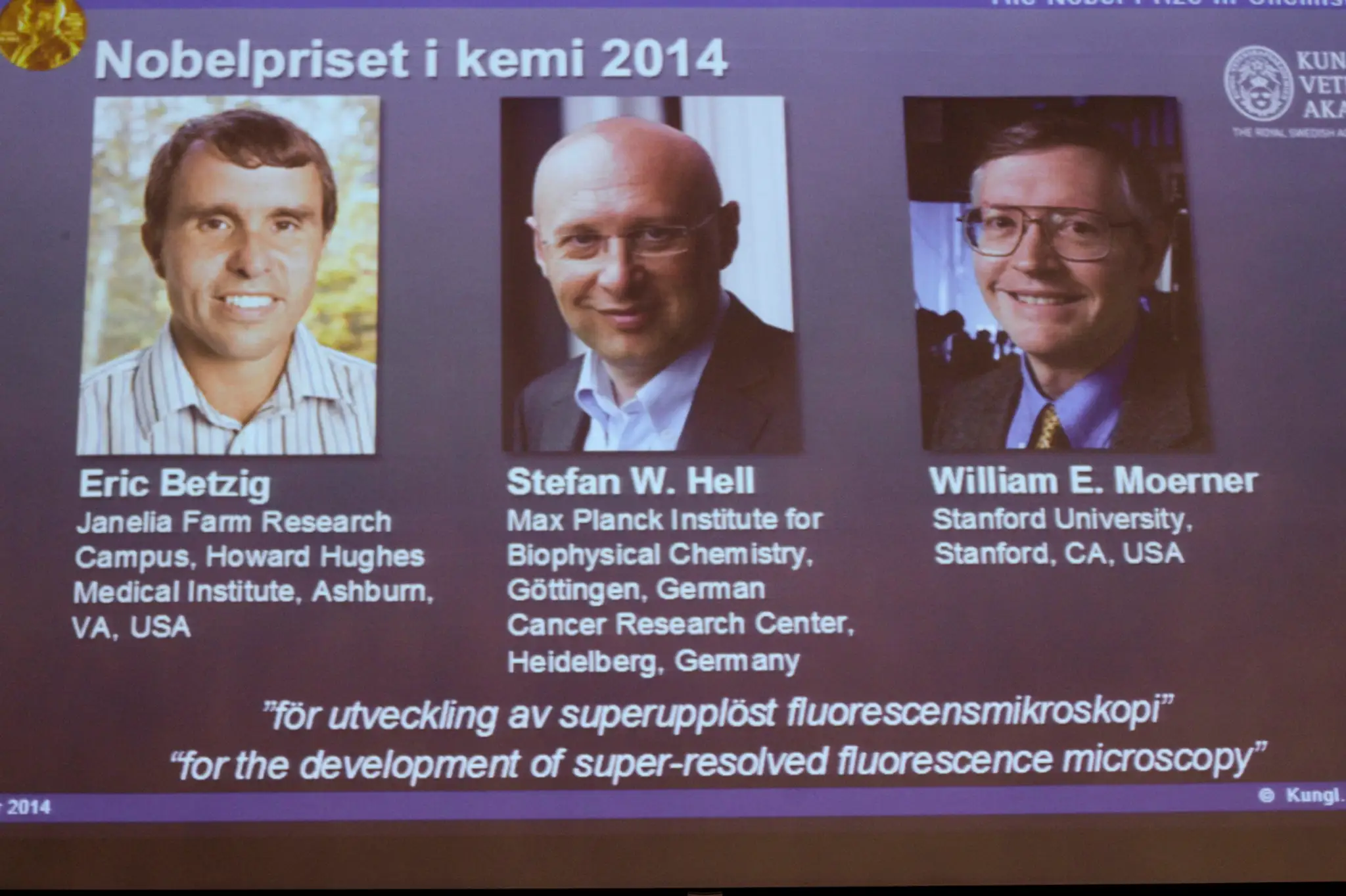 Americkí vedci Eric Betzig (vľavo),  William E. Moerner (vpravo) a nemecký vedec Stefan W. Hell sa stali laureátmi Nobelovej cen