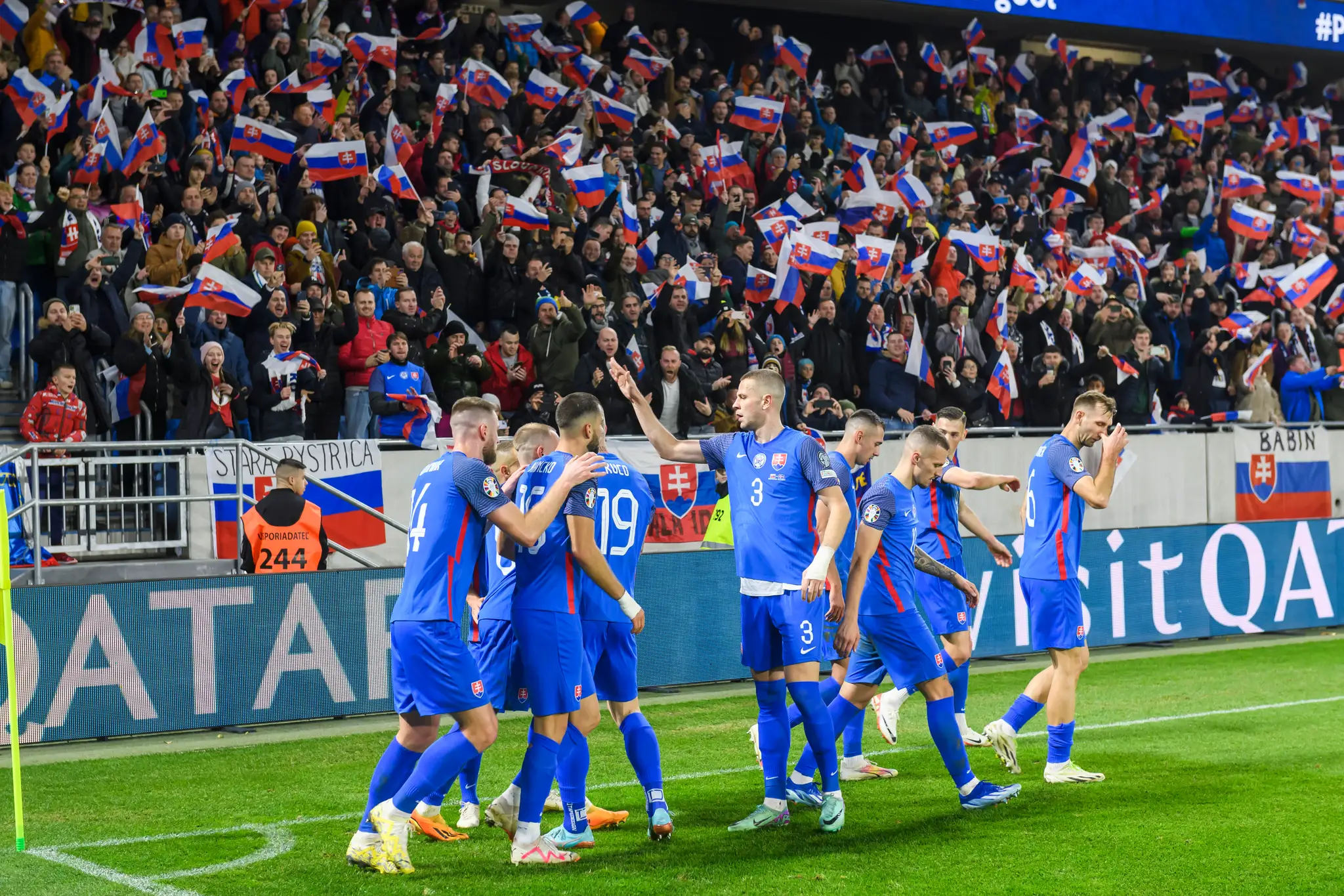 Gólová radosť hráčov a fanúšikov Slovenska v zápase kvalifikácie ME 2024 proti Islandu.