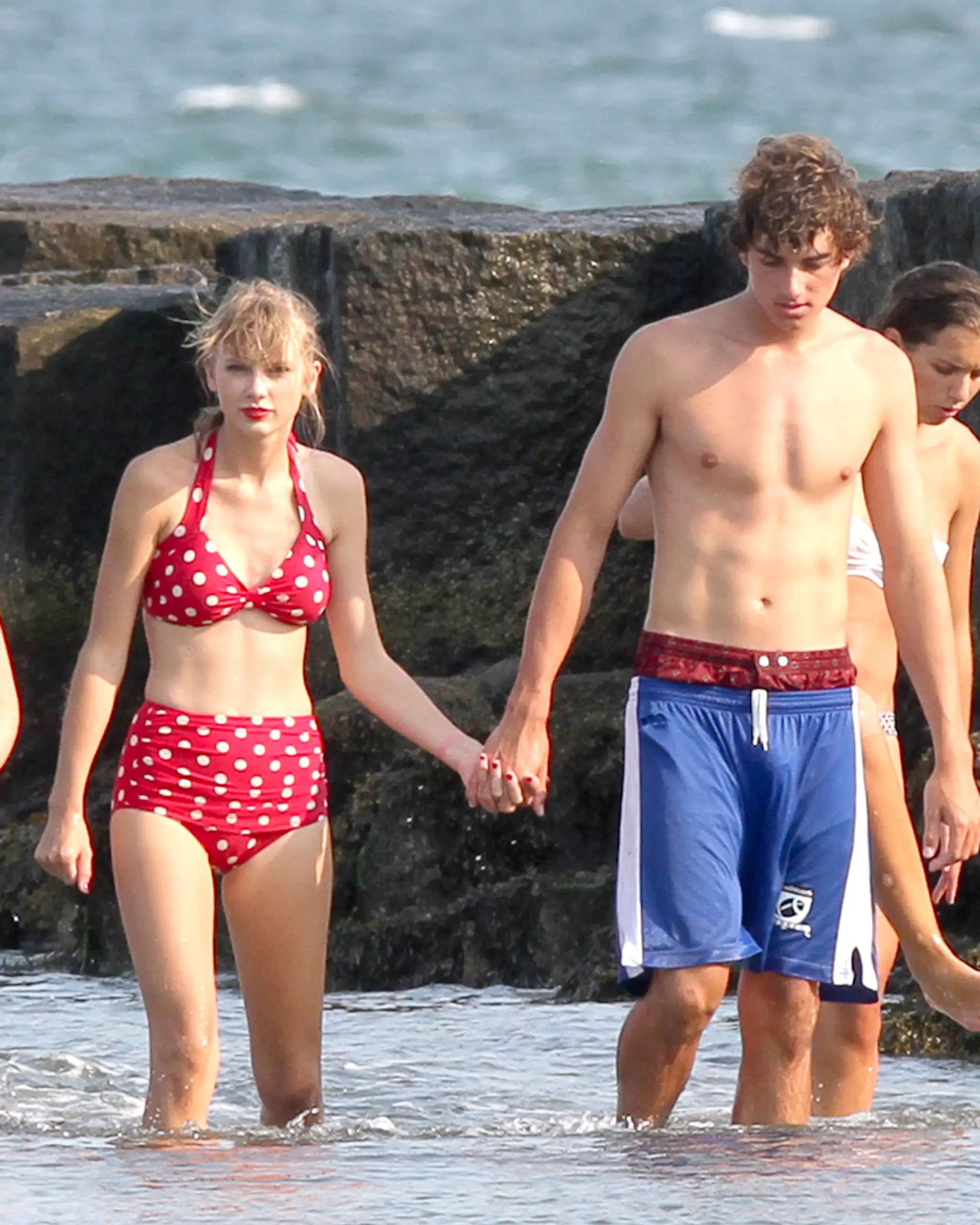 Taylor Swift v bikinách zahaľujúcich pupok.